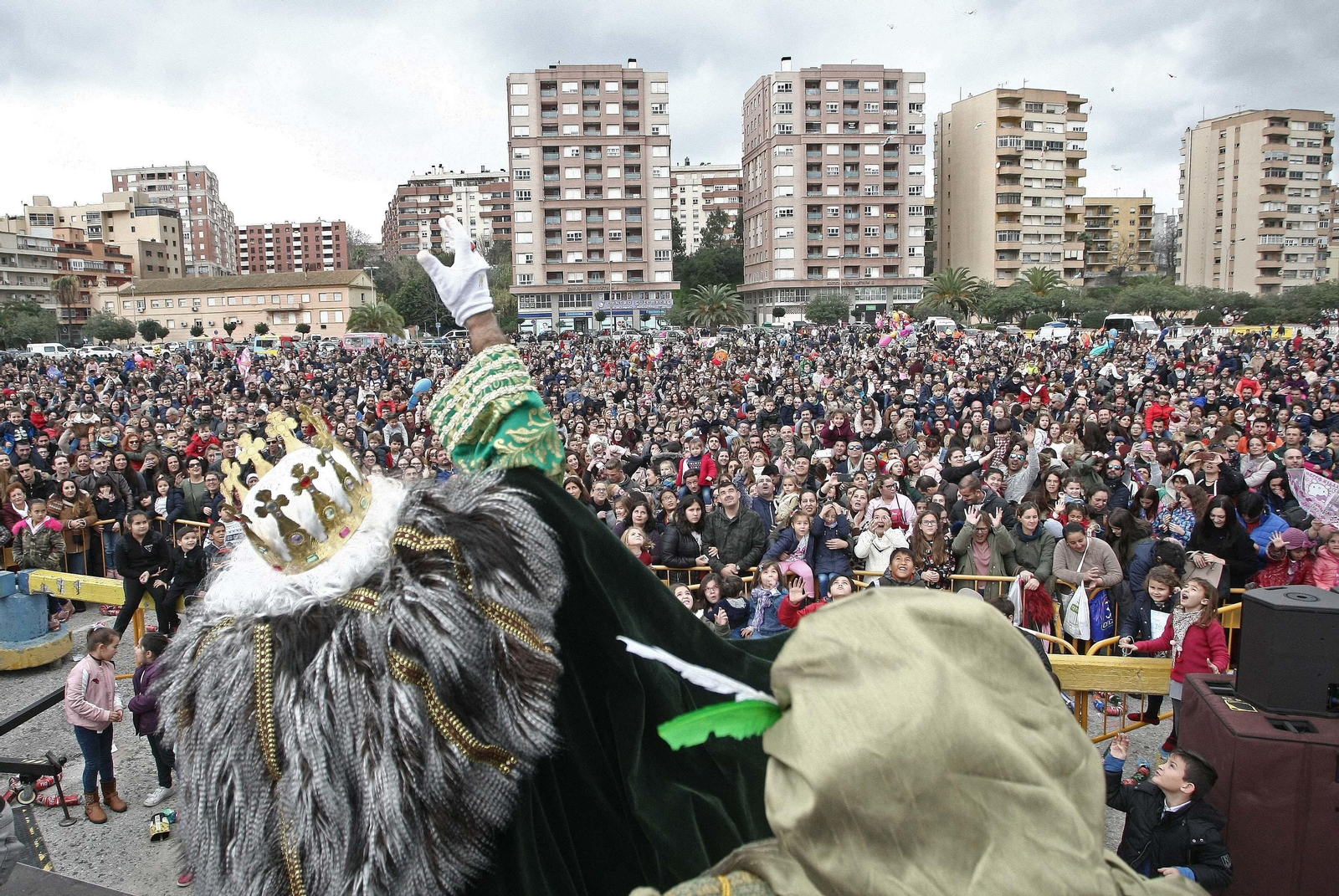El tradicional arrastre de latas en Algeciras