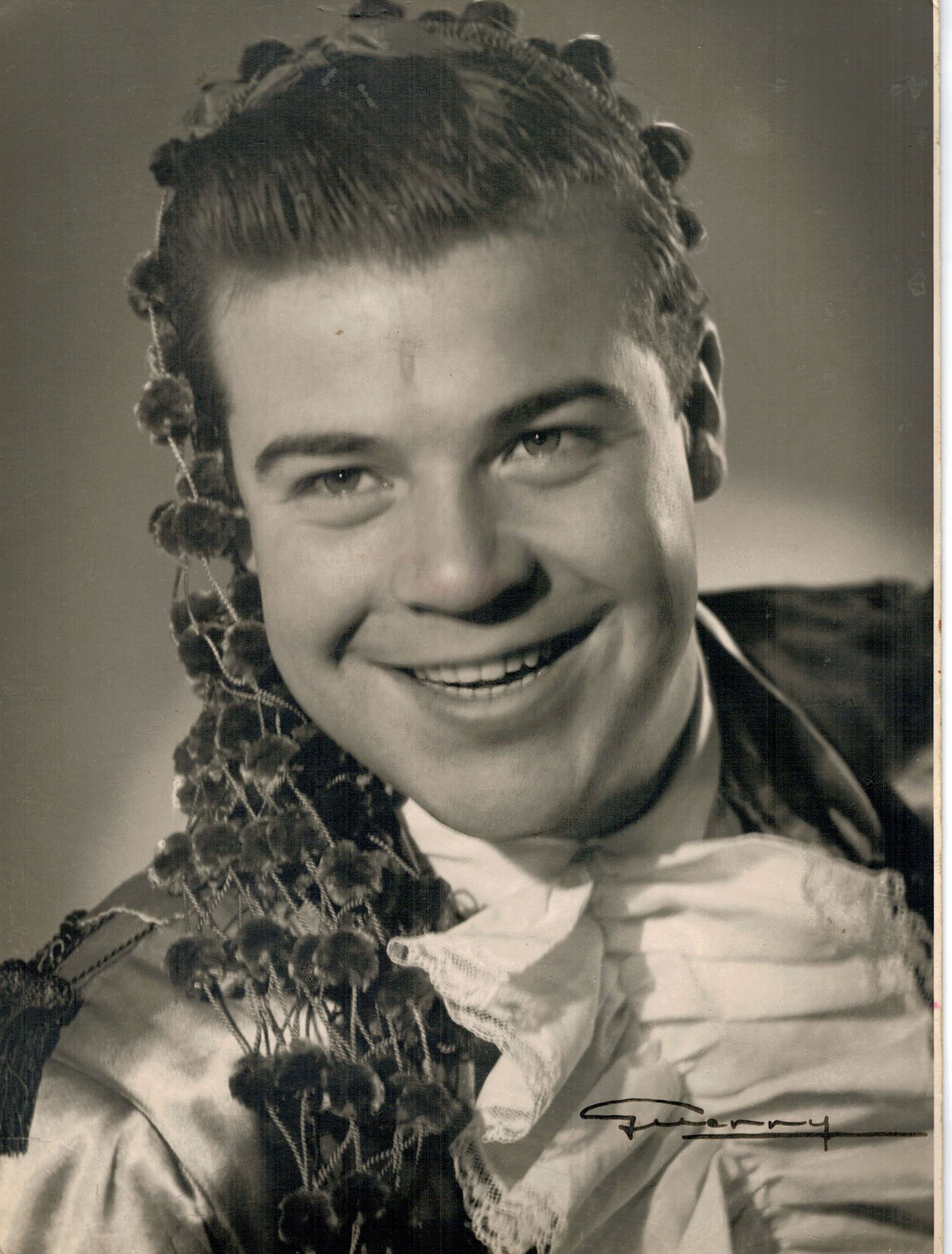 1. Paco Muñoz, actor y rapsoda impecable con su grave voz, en una imagen de joven. 2. Fotografía reciente de un homenaje a José Martín Recuerda. 	3.  Representación teatral. 4. Martín Recuerda y el actor Paco Muñoz.