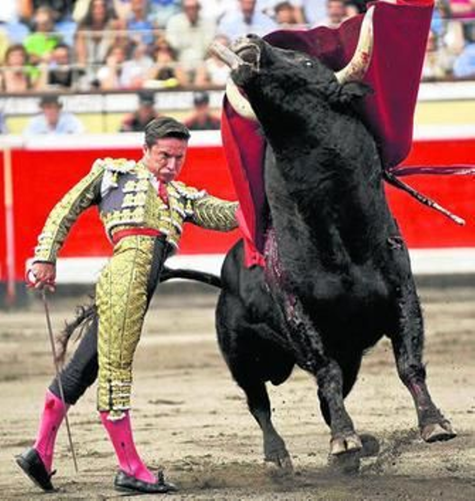Diego Urdiales, en un pase de pecho al toro de Fuente Ymbro que abrió plaza.