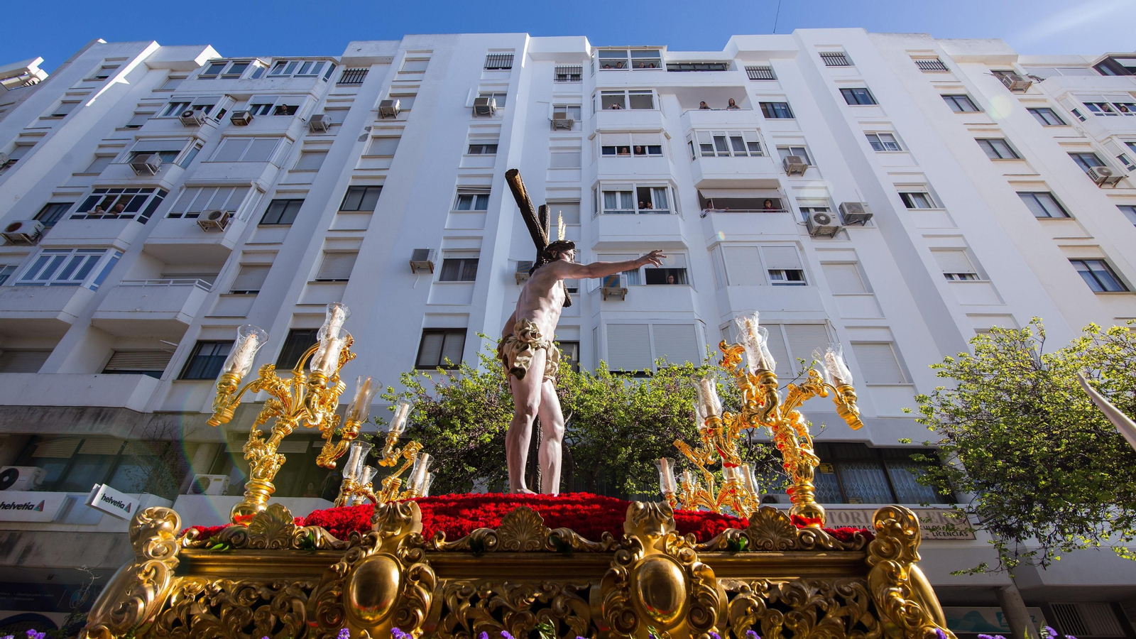 Procesión del Resucitado, por la calle García de la Herrán, poco después de salir de la parroquia de San José Artesano.