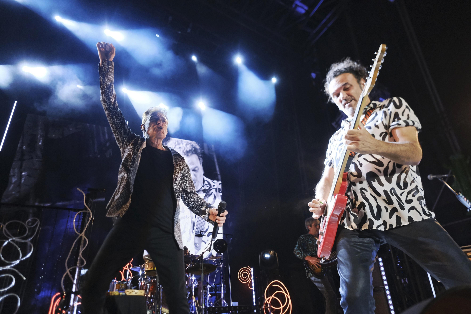 El concierto de Manolo García en el teatro de la Axerquía de Córdoba, en fotografías