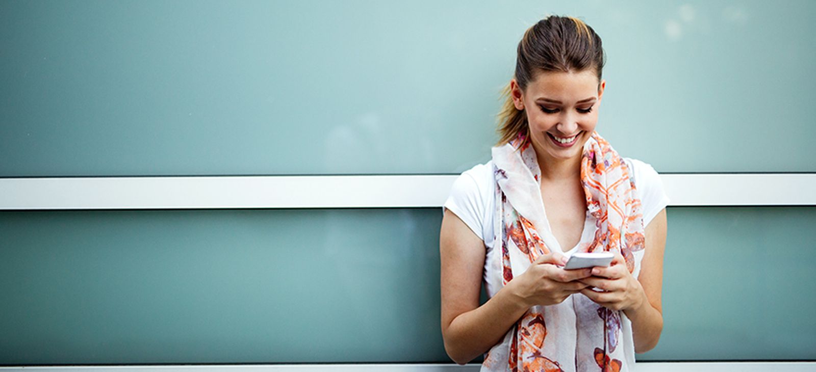 Joven leyendo mensajes en Facebook