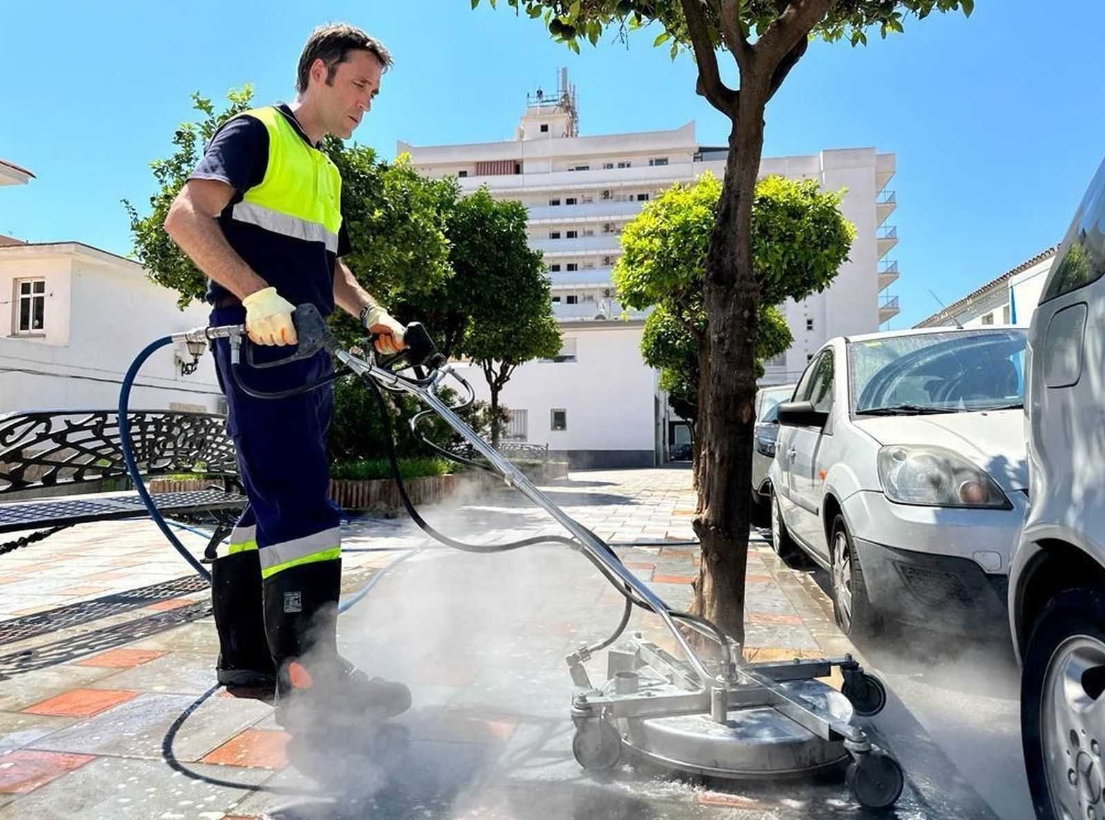 Un operario de Limpieza con nueva maquinaria.