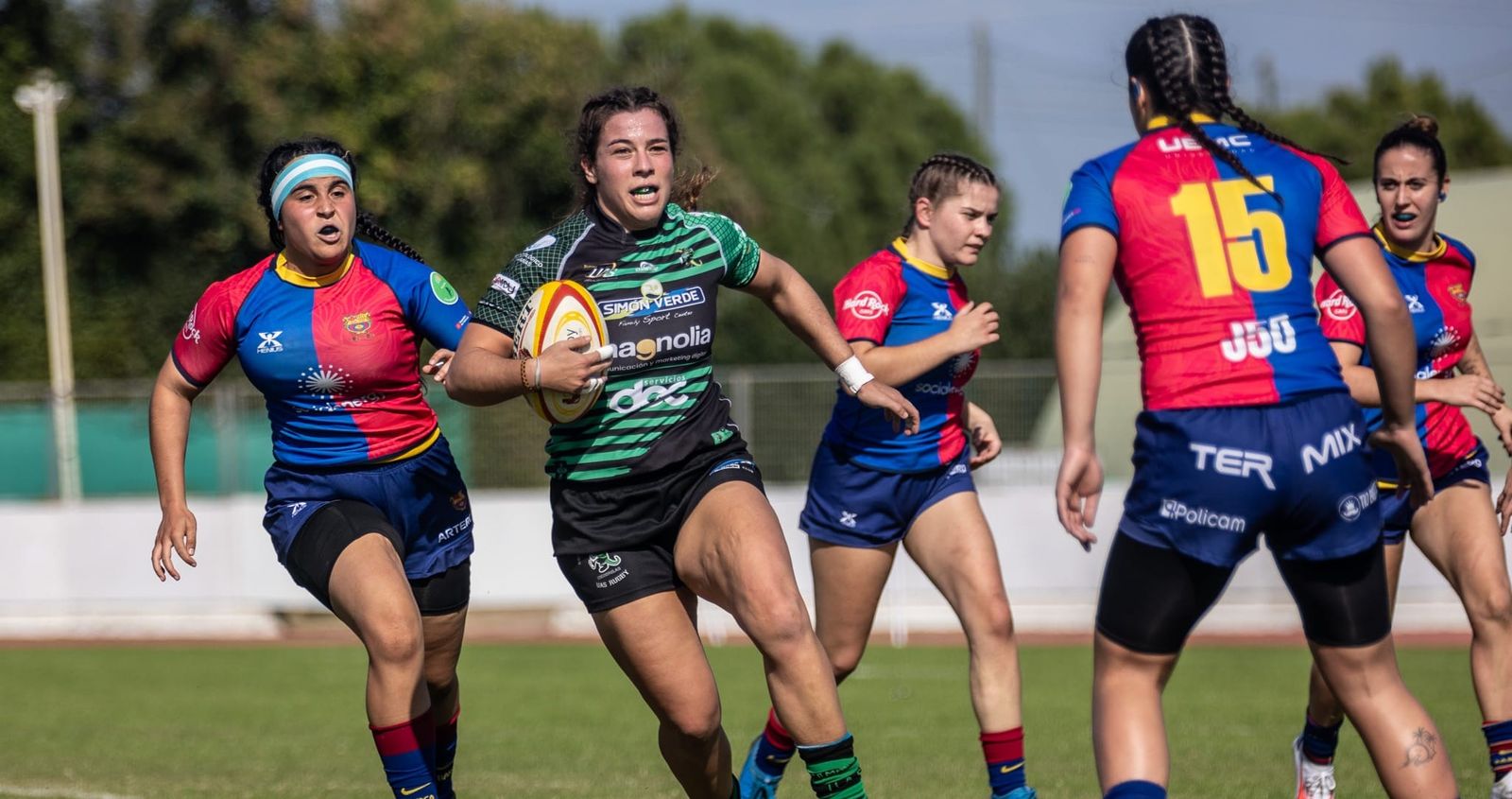 Marieta avanza con el oval en el partido contra el Barcelona.