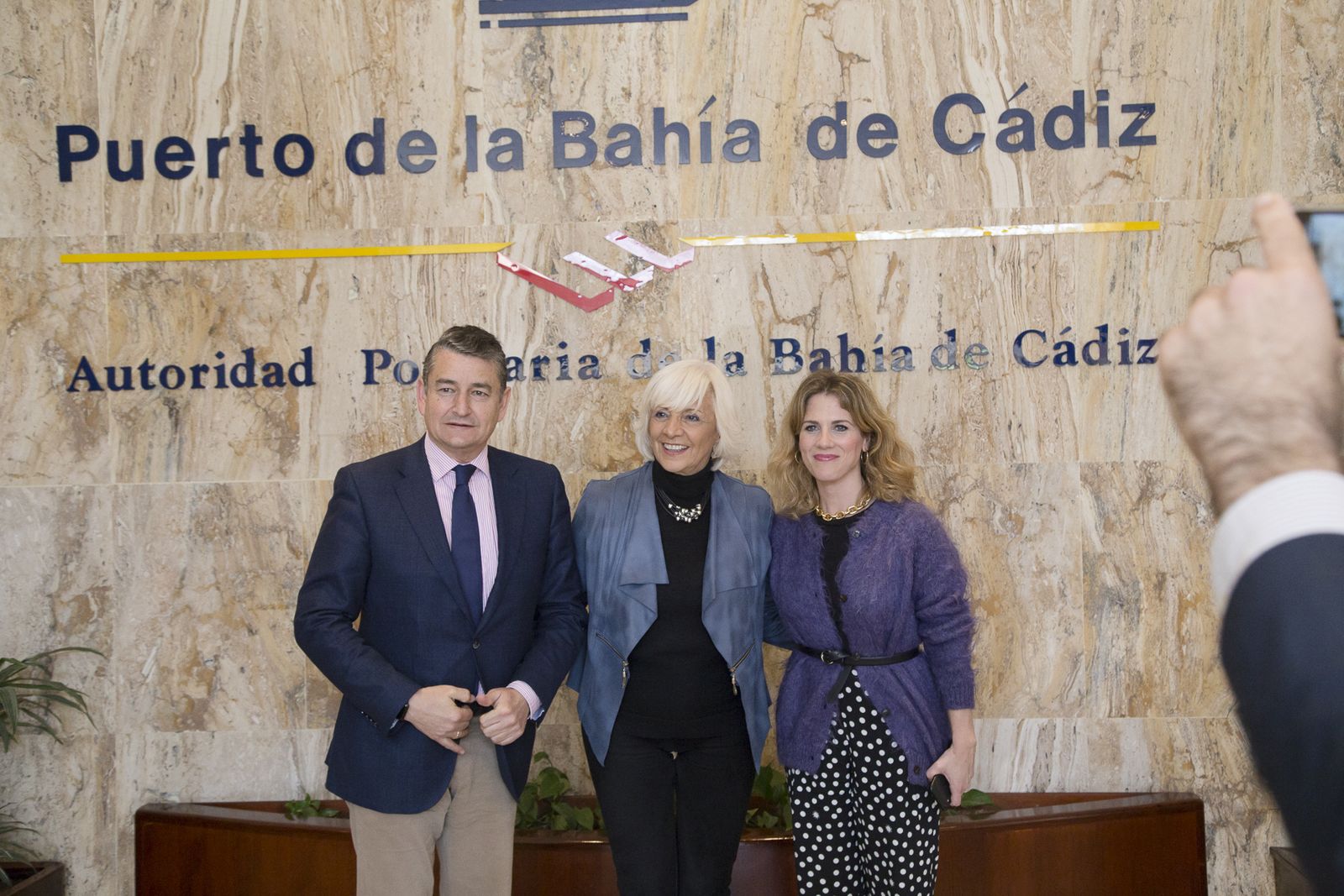 Antonio Sanz, Teófila Martínez y Ana Mestre, durante el encuentro de este viernes.