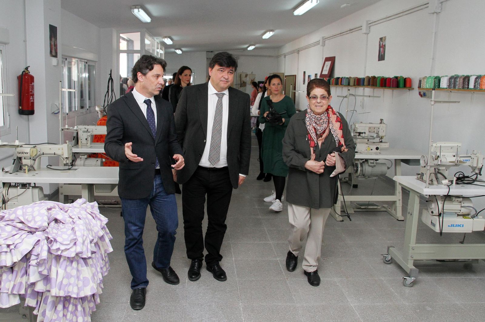 Jesús Bueno, Gabriel Cruz y Paula Santiago en el aula-taller de corte y confección.