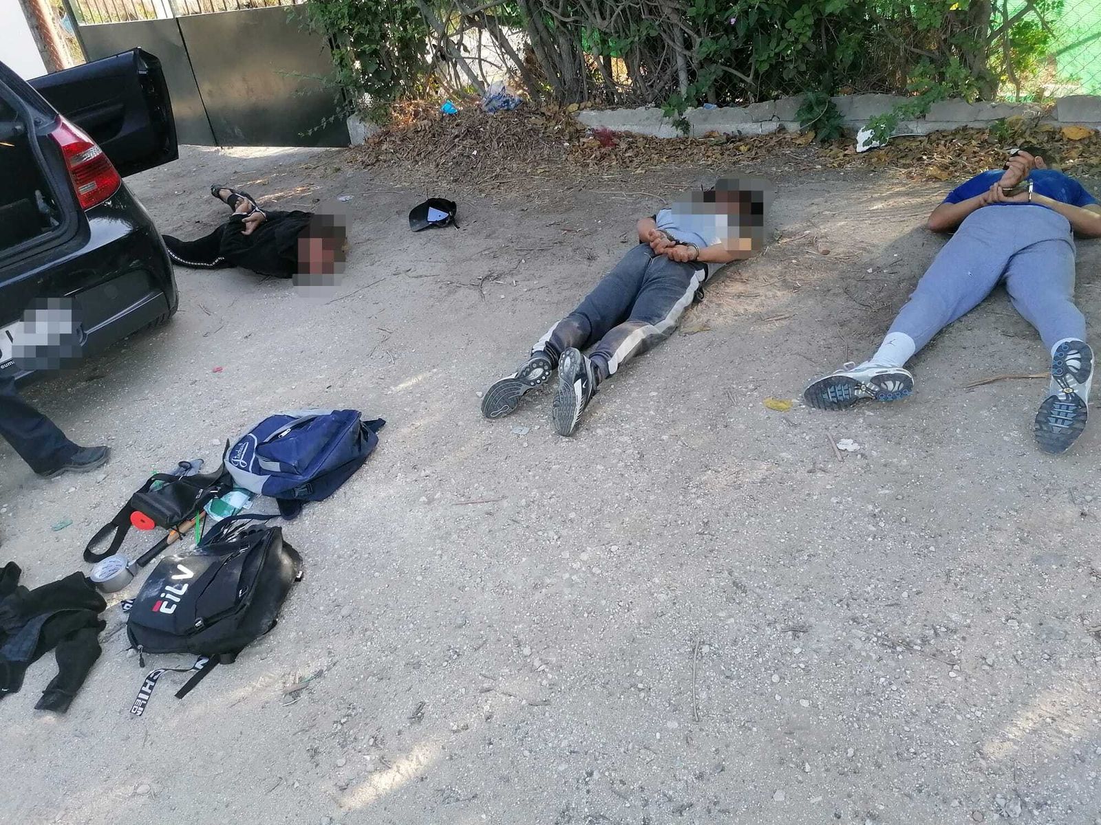 Los detenidos, tras ser reducidos por los agentes de la Guarda Civil