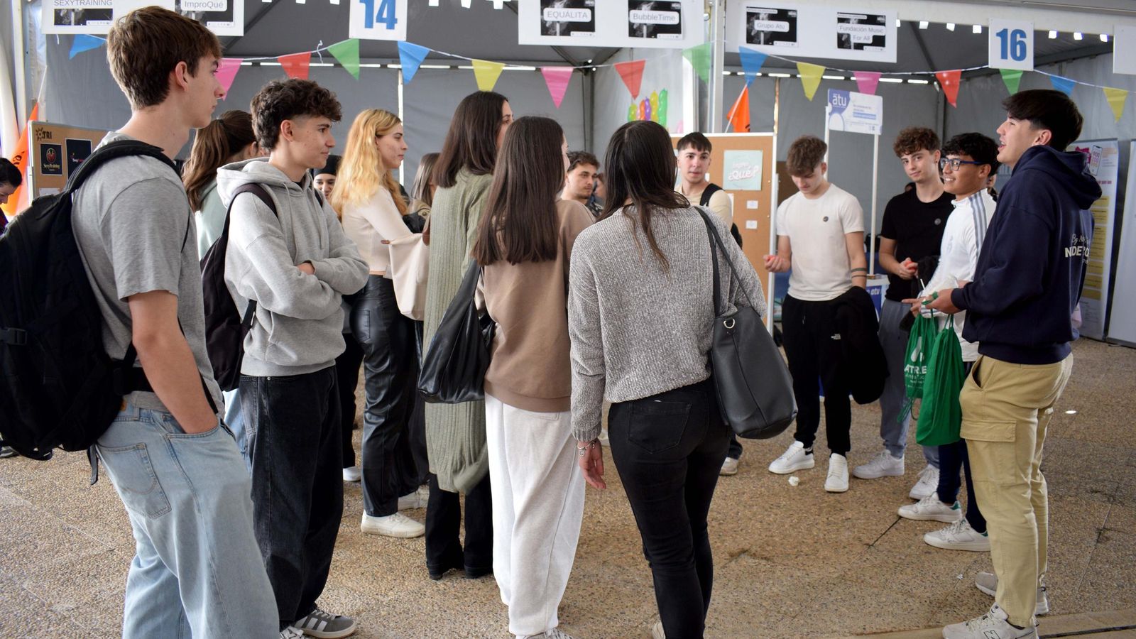Jóvenes estuiantes en la Feria de las Ideas.
