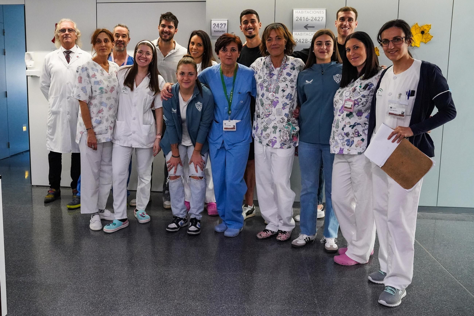 Imágenes de la tradicional visita del Almería a Torrecárdenas por Reyes