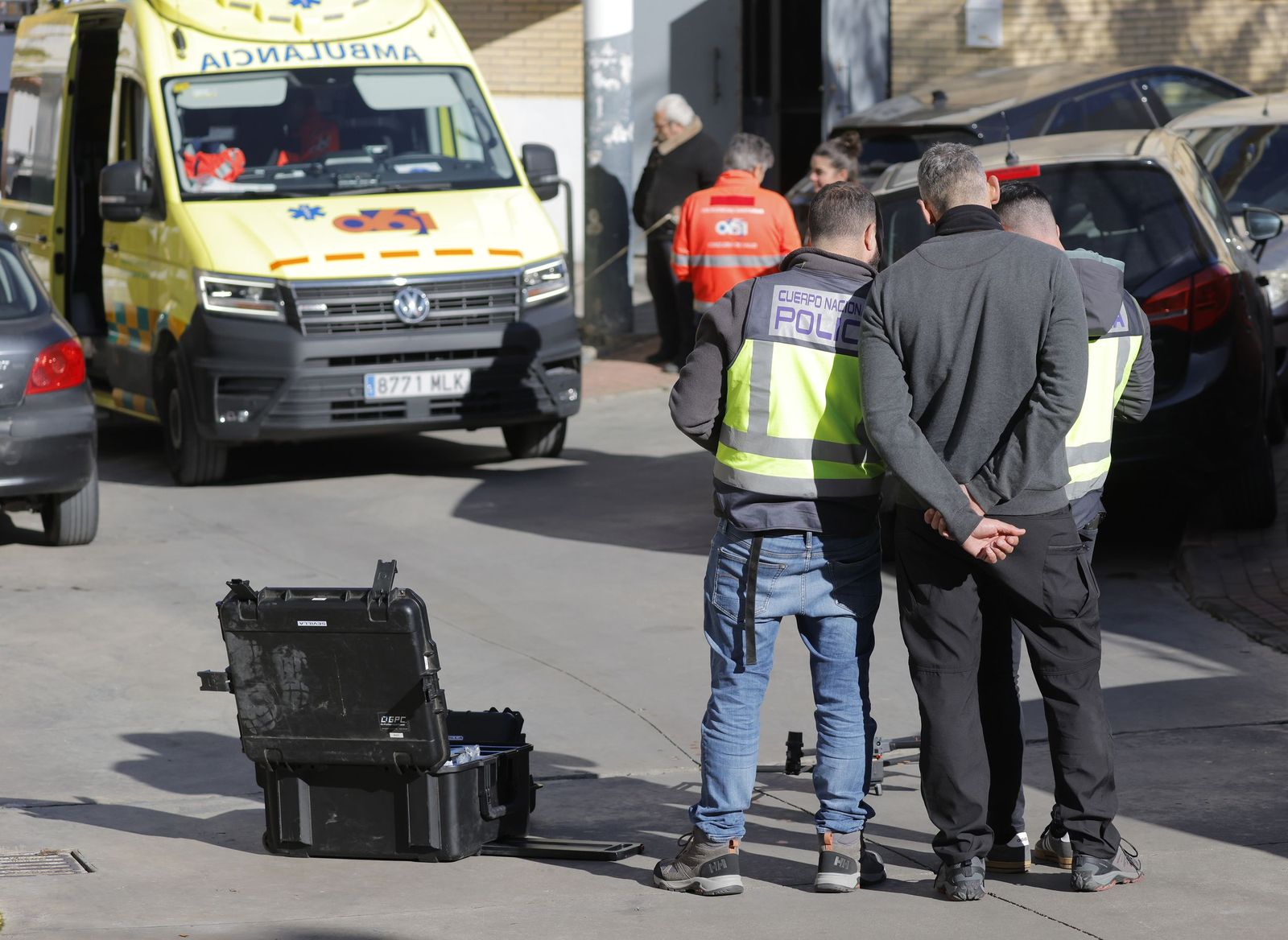 Las imágenes del despliegue policial por un hombre que se ha atrincherado en Camas