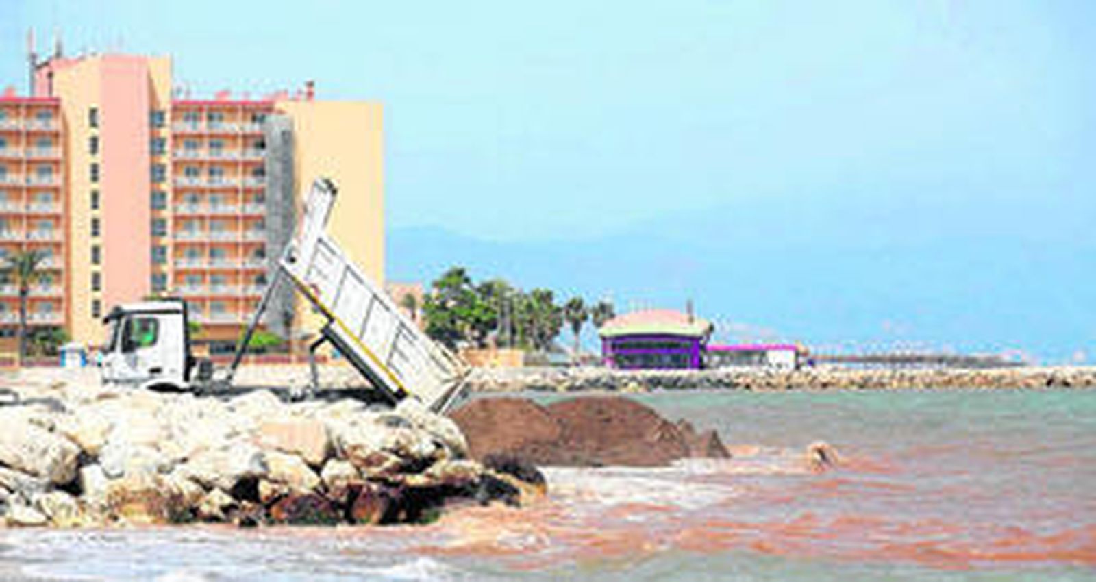 Trabajos de regeneración ayer en la playa de Arraijanal de la capital.