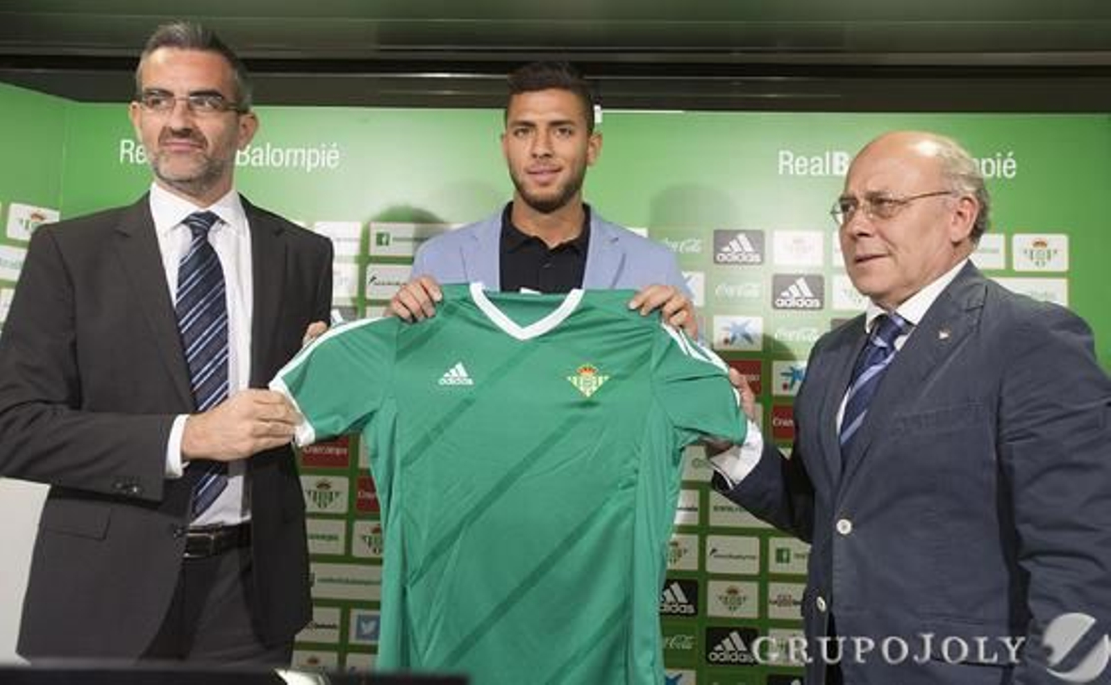 La imágenes de la presentación de Tarek como nuevo jugador del Betis

Foto: Antonio Pizarro