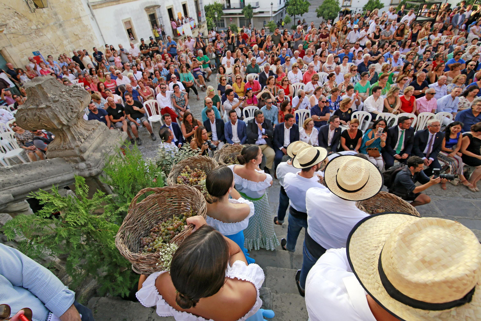 Imágenes de la pisa de la uva en la Catedral