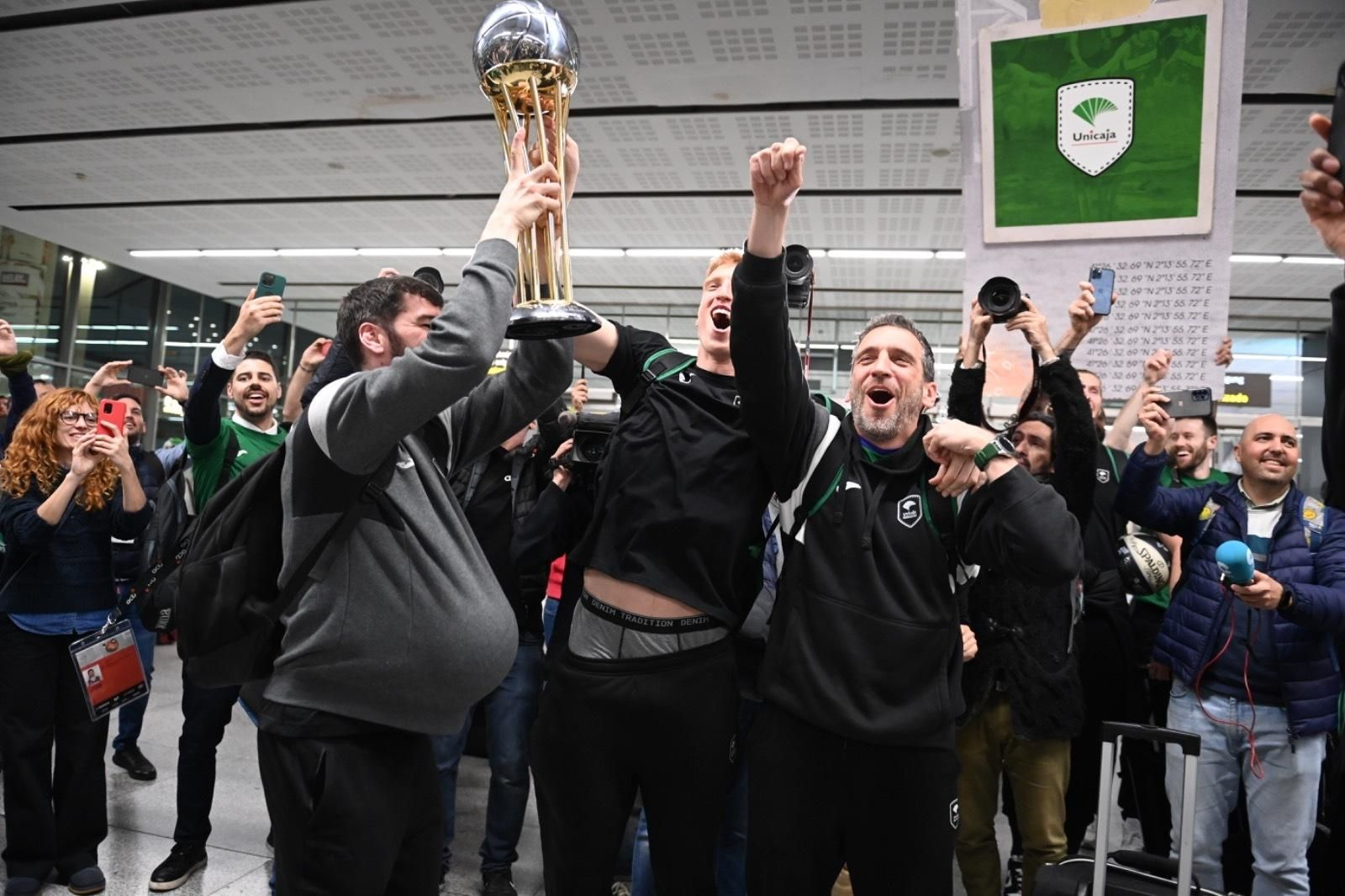 Júbilo en la llegada del Unicaja al aeropuerto