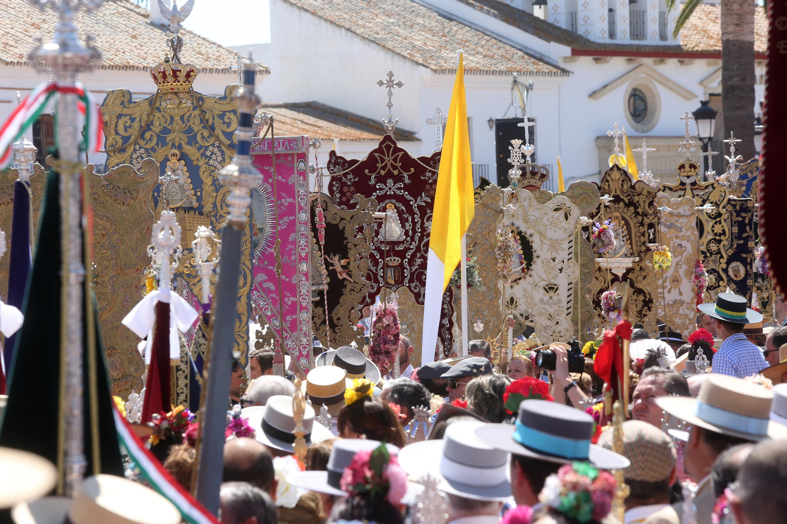 Imágenes de la misa de Pentecostés de la Romería del Rocío 2019