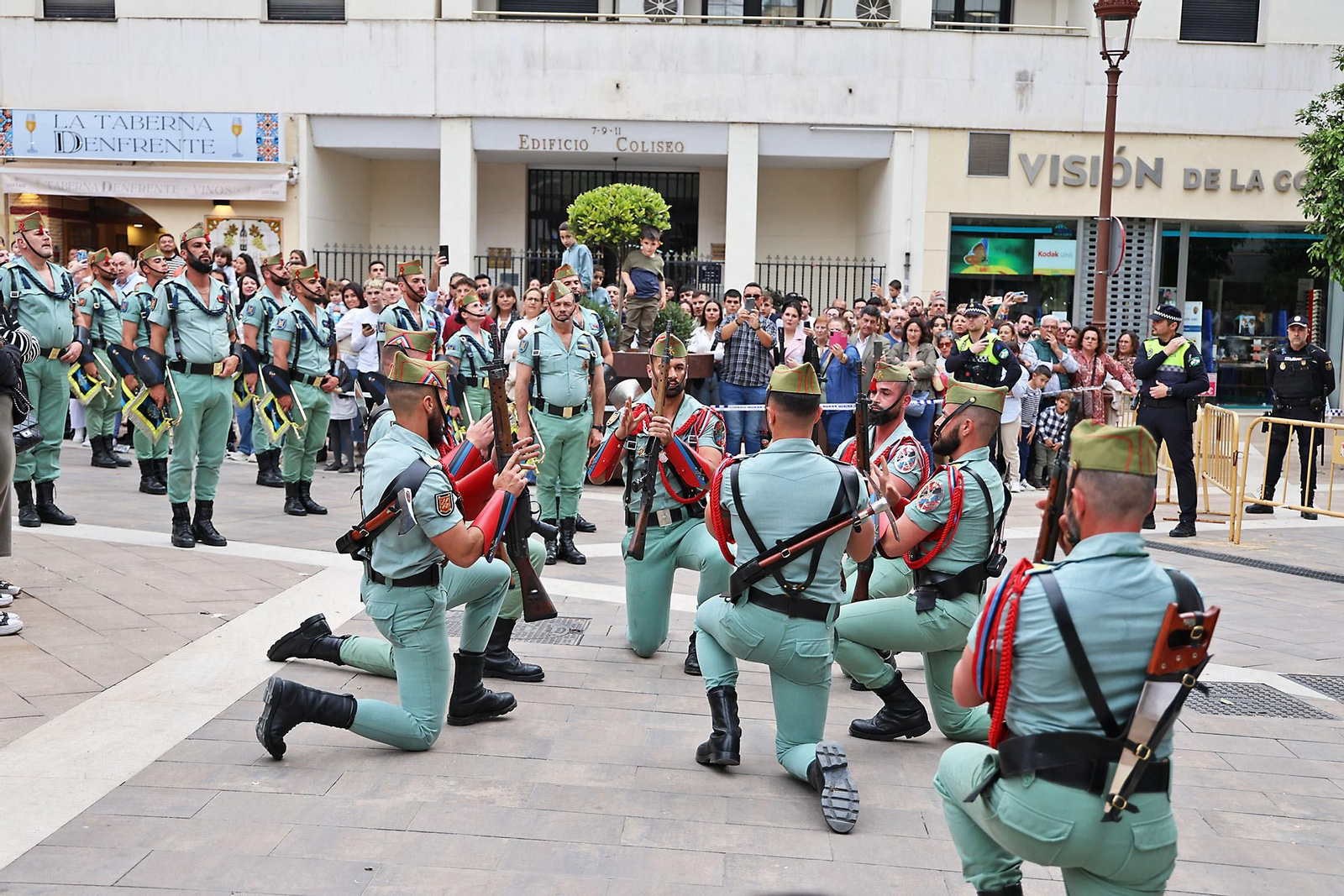 Las mejores imágenes del Sábado de Pasión en Huelva: La Legión con el Cristo de la Vera+Cruz