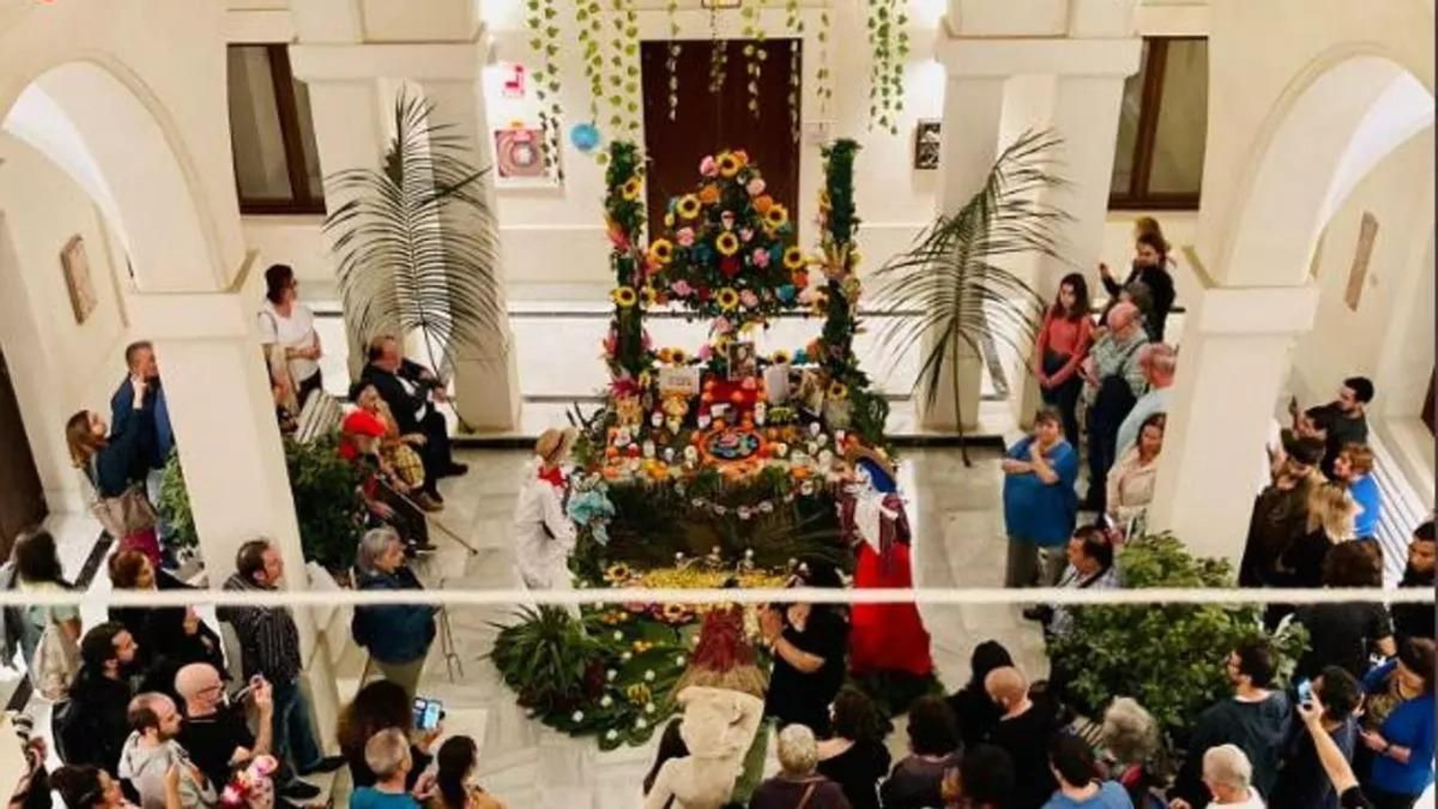 El Altar de los Muertos de la Casa de Iberoamércia se dedica este año a las víctimas de la DANA. El Altar de los Muertos de la Casa de Iberoamércia se dedica este año a las víctimas de la DANA.