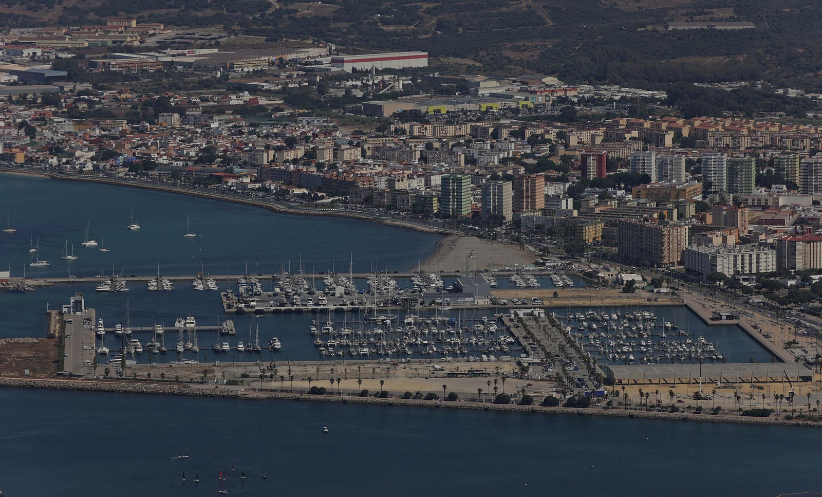 Vistas de La Línea, desde la cima del peñón de Gibraltar.