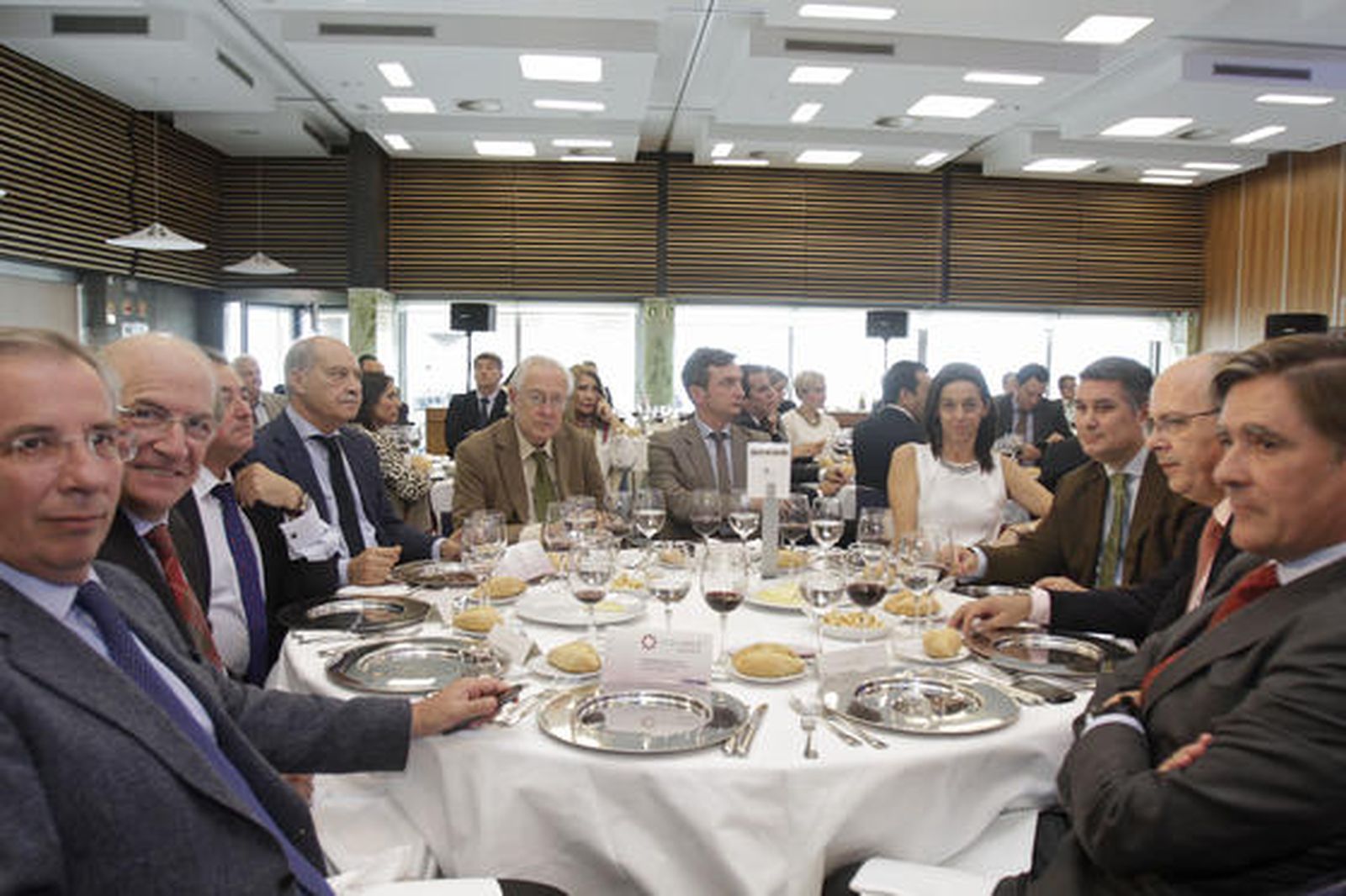 Javier de Torre, subdelegado de Gobierno, Pedro Rodríguez, alcalde de Huelva, Tomás Valiente, Jorge Ramos Aznar, Jaime Raynaud, Eduardo González Mazo, rector de la UCA, Matilde Mancha, de Hidralia, Ignacio Romaní, Javier Sánchez Rojas, presidente de la CEC y Manuel Estrella, presidente de la Audiencia.

Foto: Julio Gonzalez, Lourdes de Vicente y Joaquin Pino