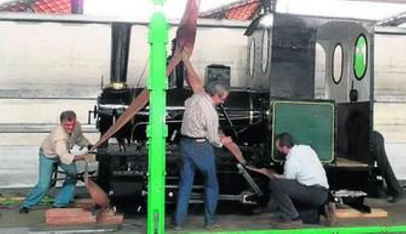 Los operarios trasladan la máquina.