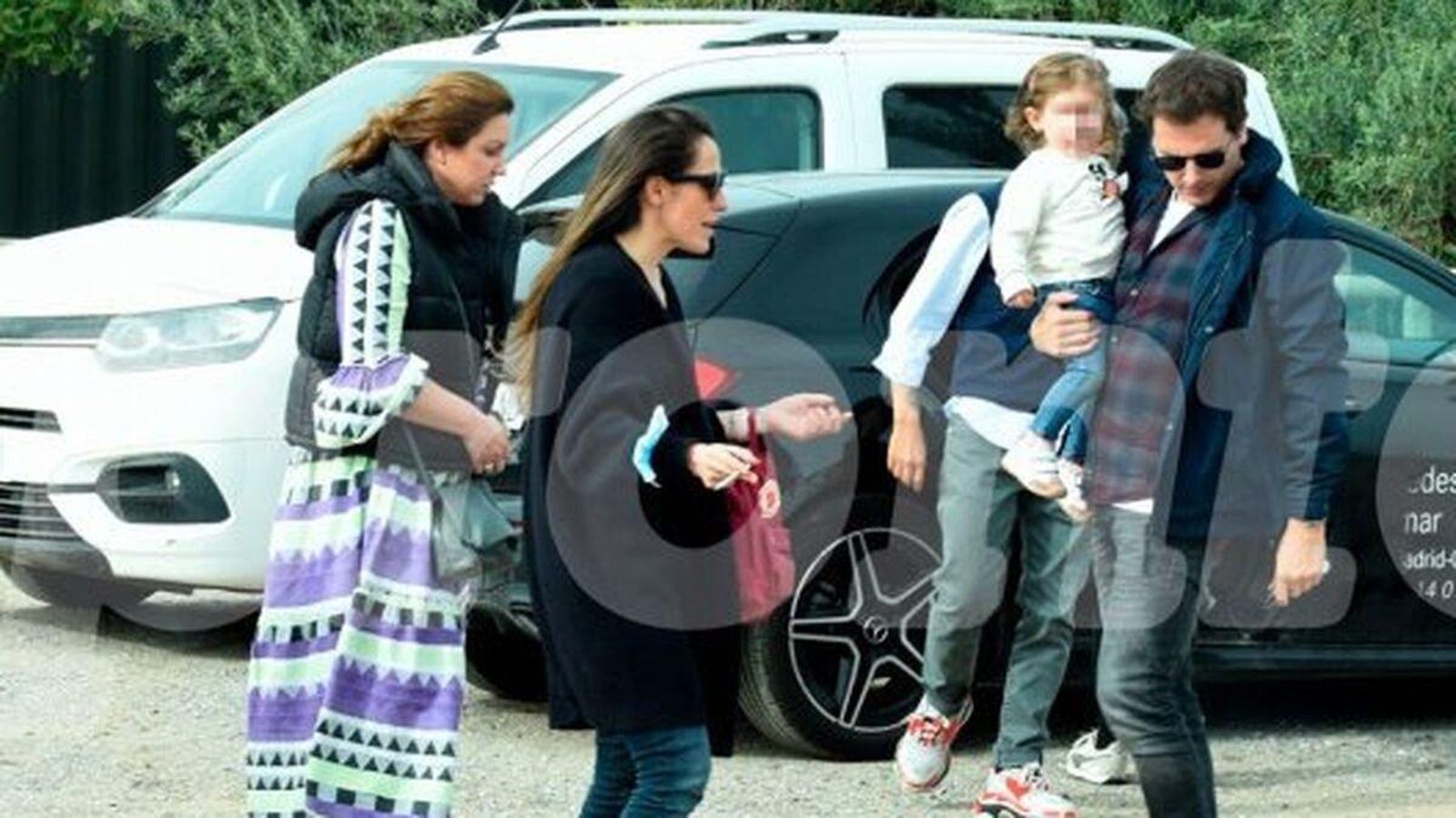 Malú, Albert Rivera y su hija Lucía, con Niña Pastori en Cádiz en Semana Santa.
