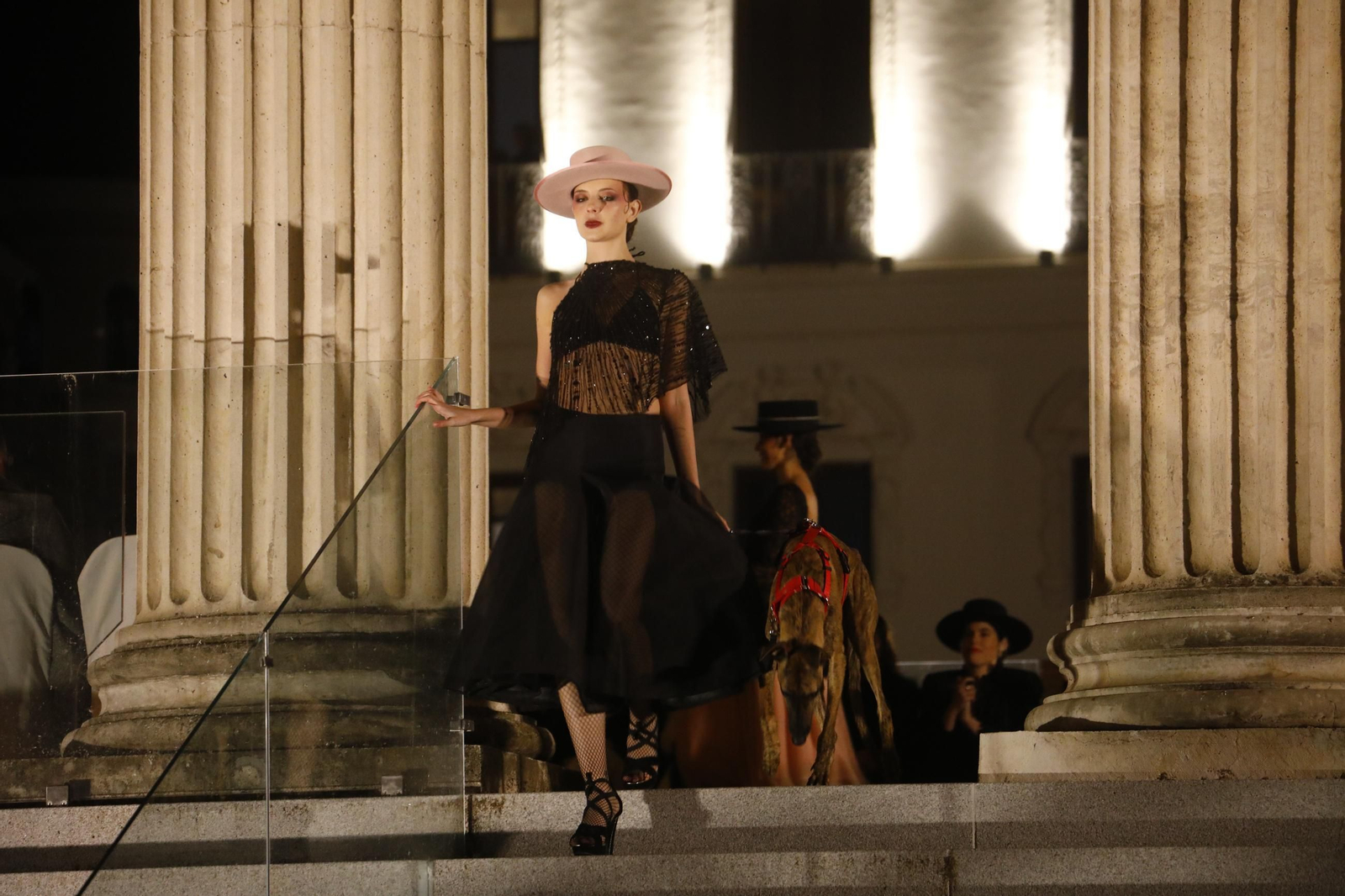 Las mejores imágenes del desfile de Mancini en el Templo Romano de Córdoba