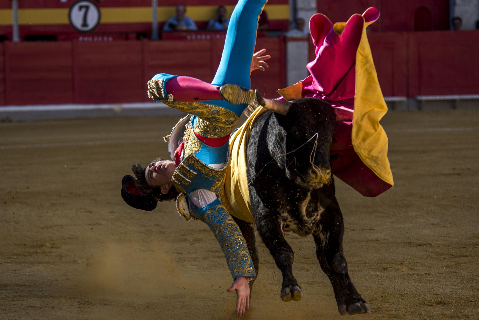 El madrileño Rubén Núñez, cogido por uno de los erales