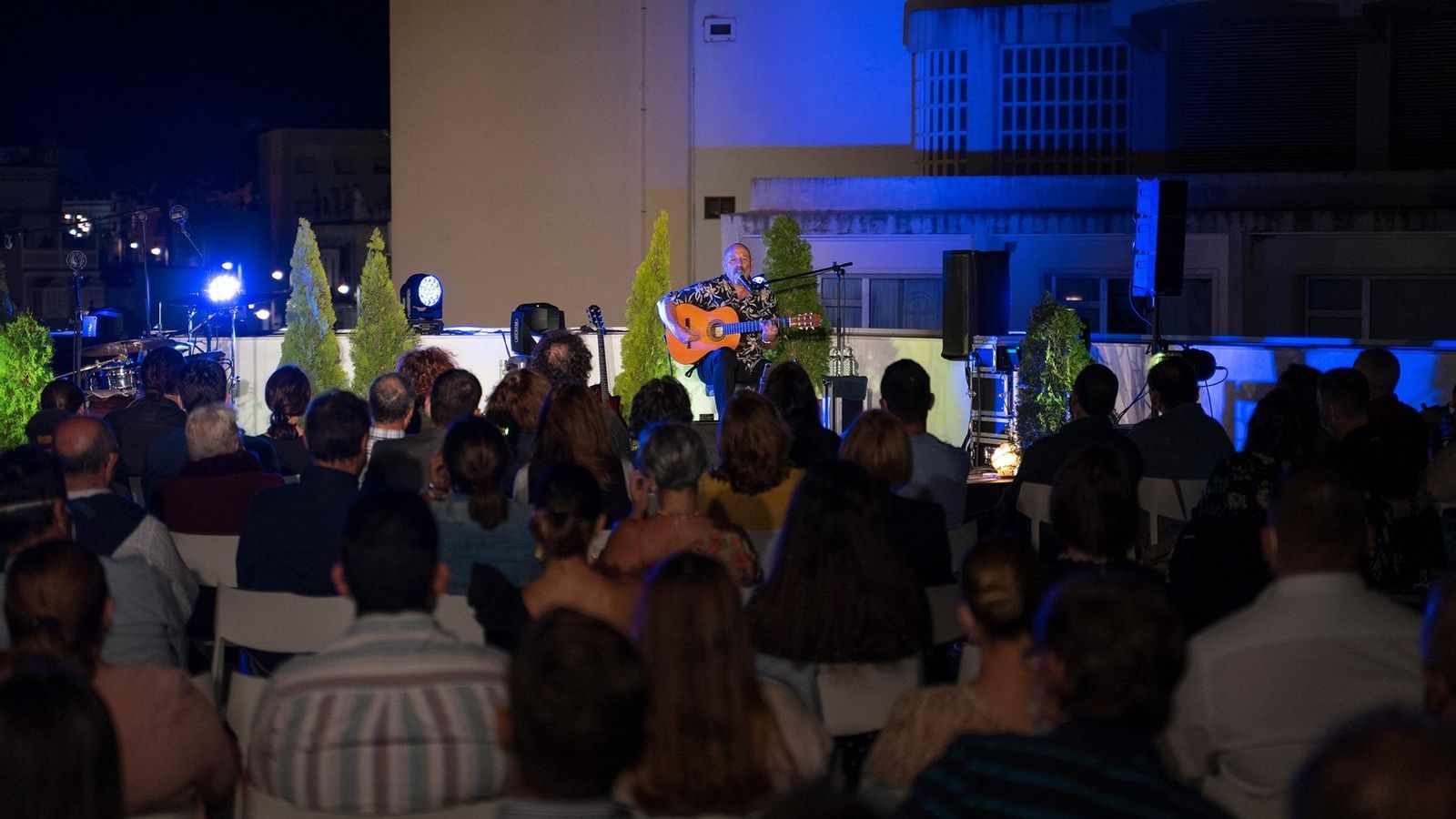 Público congregado en torno al concierto de Javier Ruibal en el Museo Camarón.