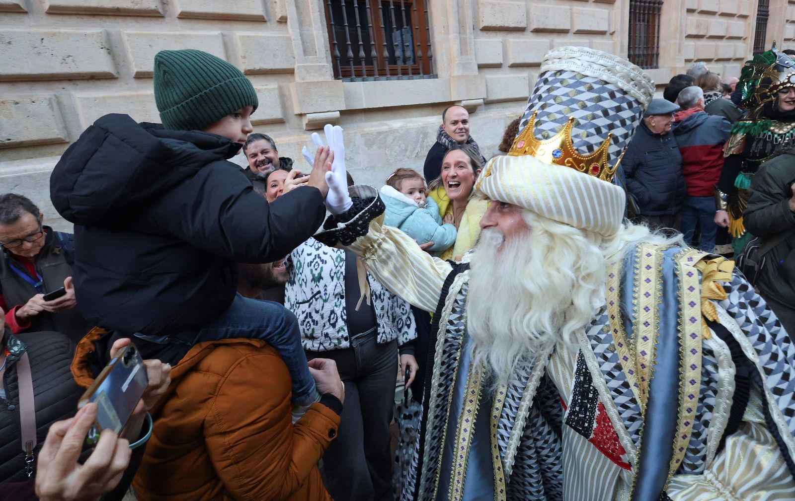Los Reyes Magos llenan Málaga de ilusión tras la lluvia