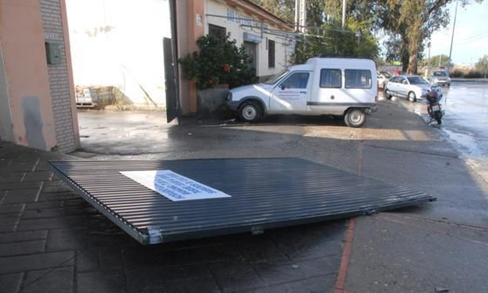 El fuerte viento causó destrozos en las instalaciones deportivas y en varias naves del Polígono de Fradricas

Foto: Rioja