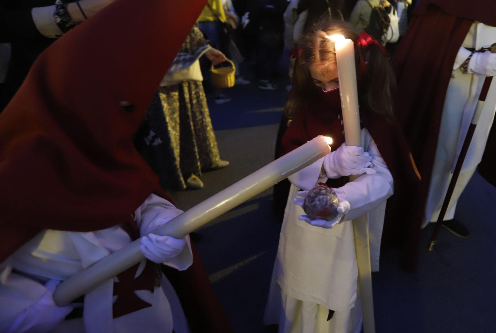 La Hermandad de Los Judíos en su recorrido por las calles de Huelva en el Jueves Santo