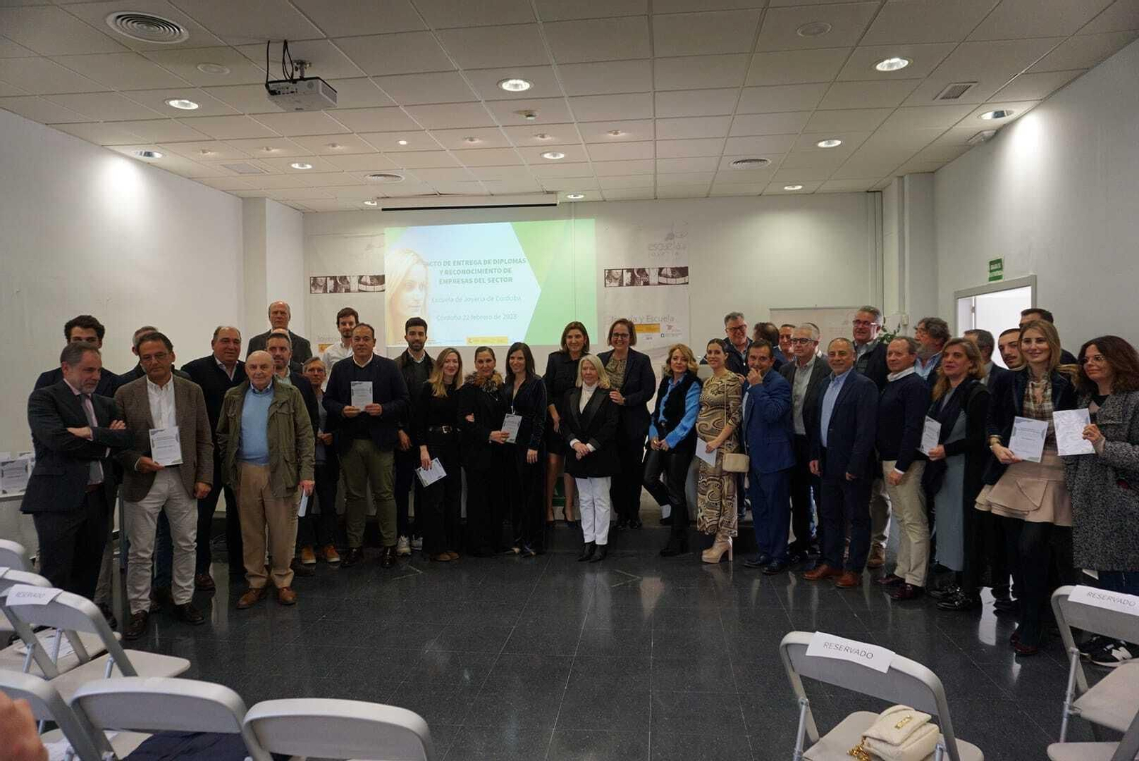 Foto de familia de las empresas reconocidas por la Escuela de Joyería. Foto de familia de las empresas reconocidas por la Escuela de Joyería.