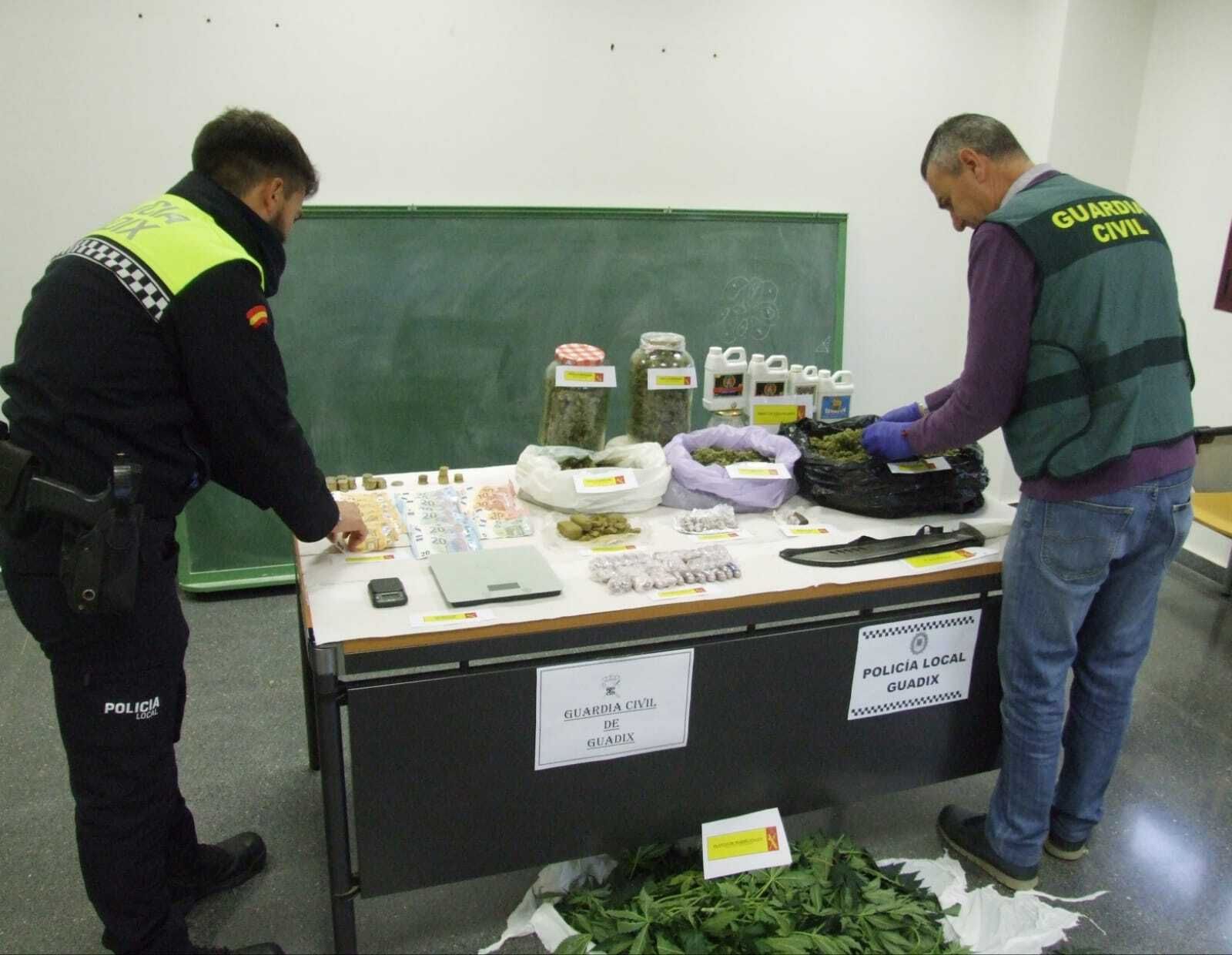 Droga y demás material incautado durante la intervención en Guadix.