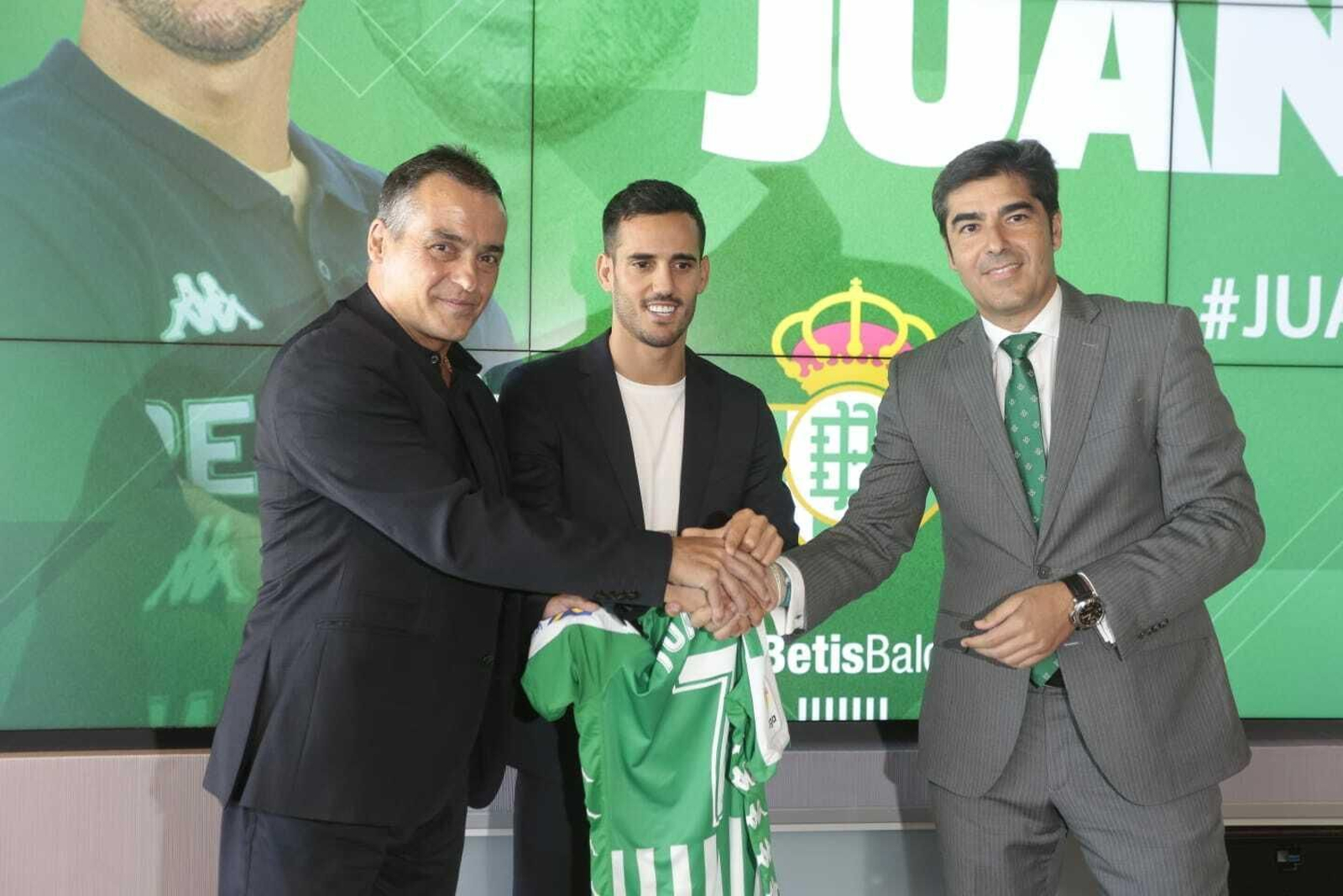 Juanmi, entre Alexis y Haro, durante su presentación como nuevo jugador del Betis.