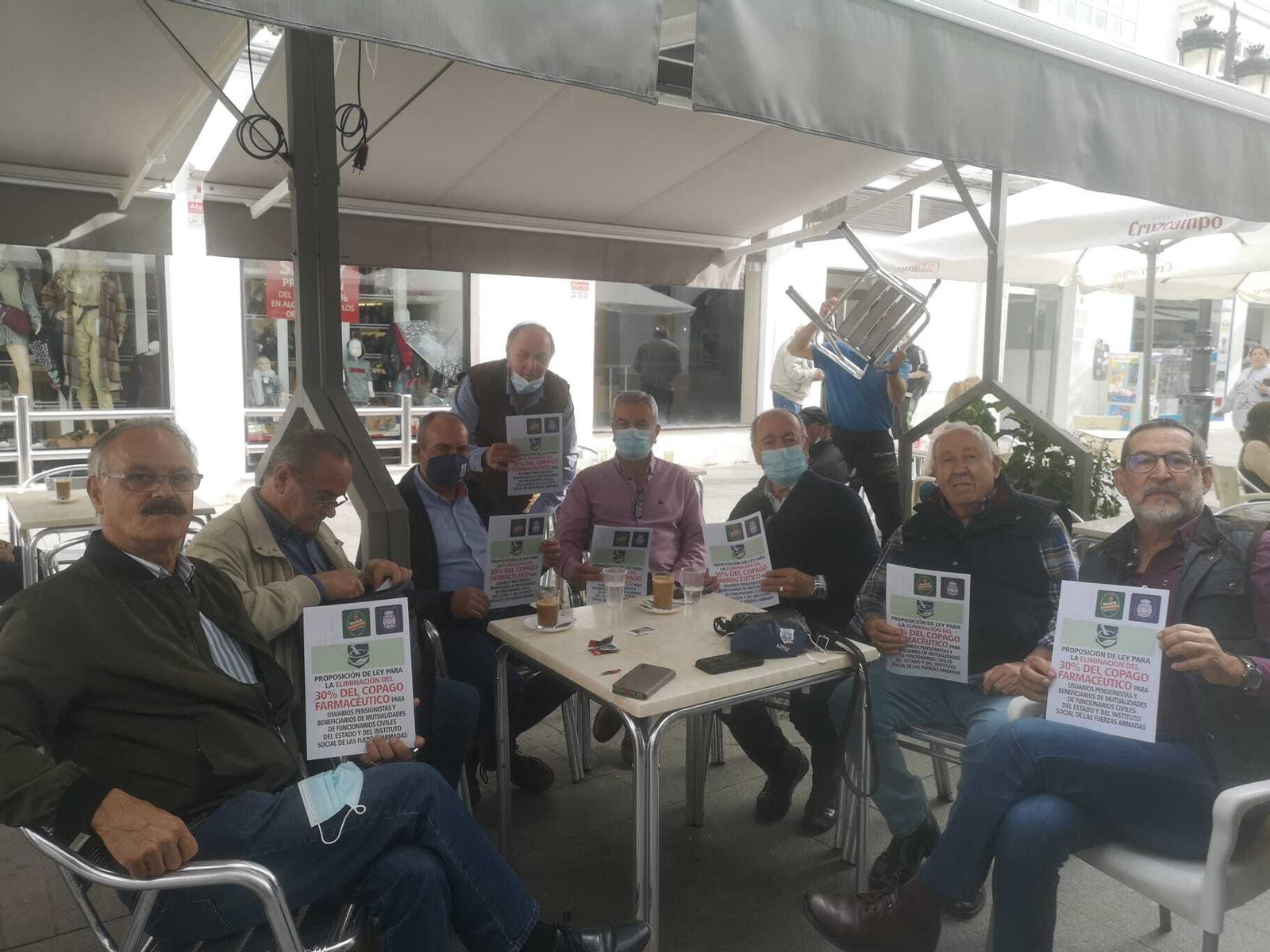 Miembros de las asociaciones organizadoras de la iniciativa, durante la recogida de firmas celebrada hoy lunes en Chiclana.