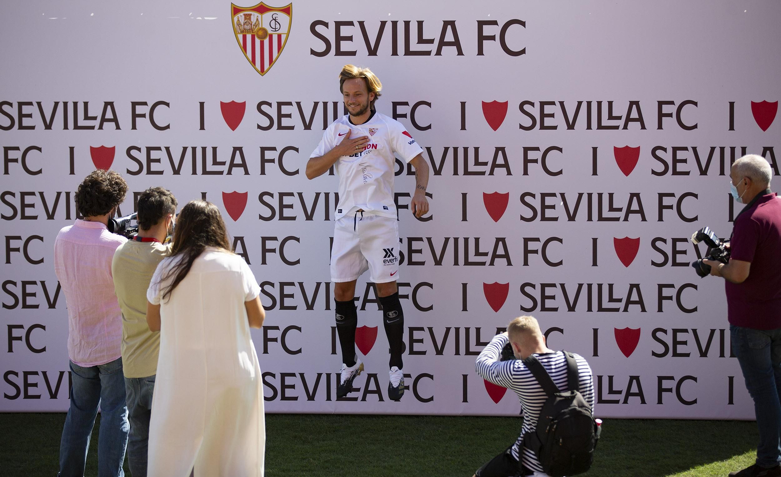 Rakitic salta en el estrado donde fue presentado ante la prensa.