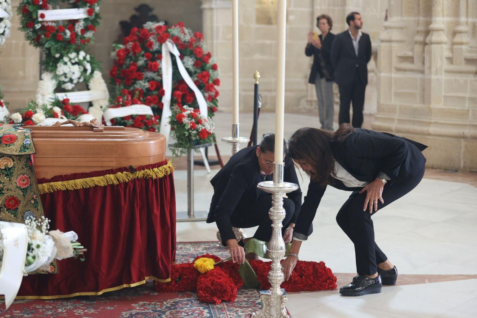 Así es la capilla ardiente de Rafael de Paula en Santiago: capote, montera y la bandera gitana