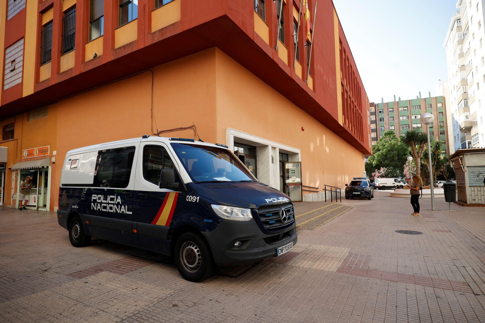 Un vehículo policial a las puertas de un juzgado Un vehículo policial a las puertas de un juzgado