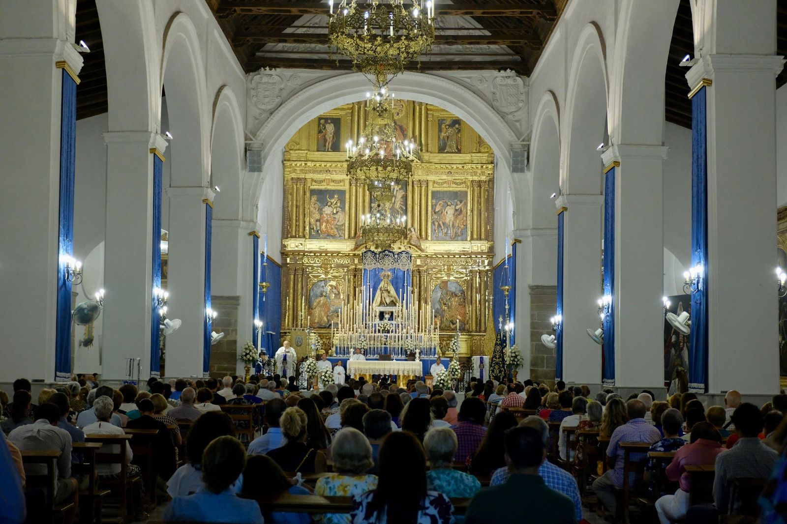 Celebración de la novena en la iglesia parroquial de Nuestra Señora de las Angustias.