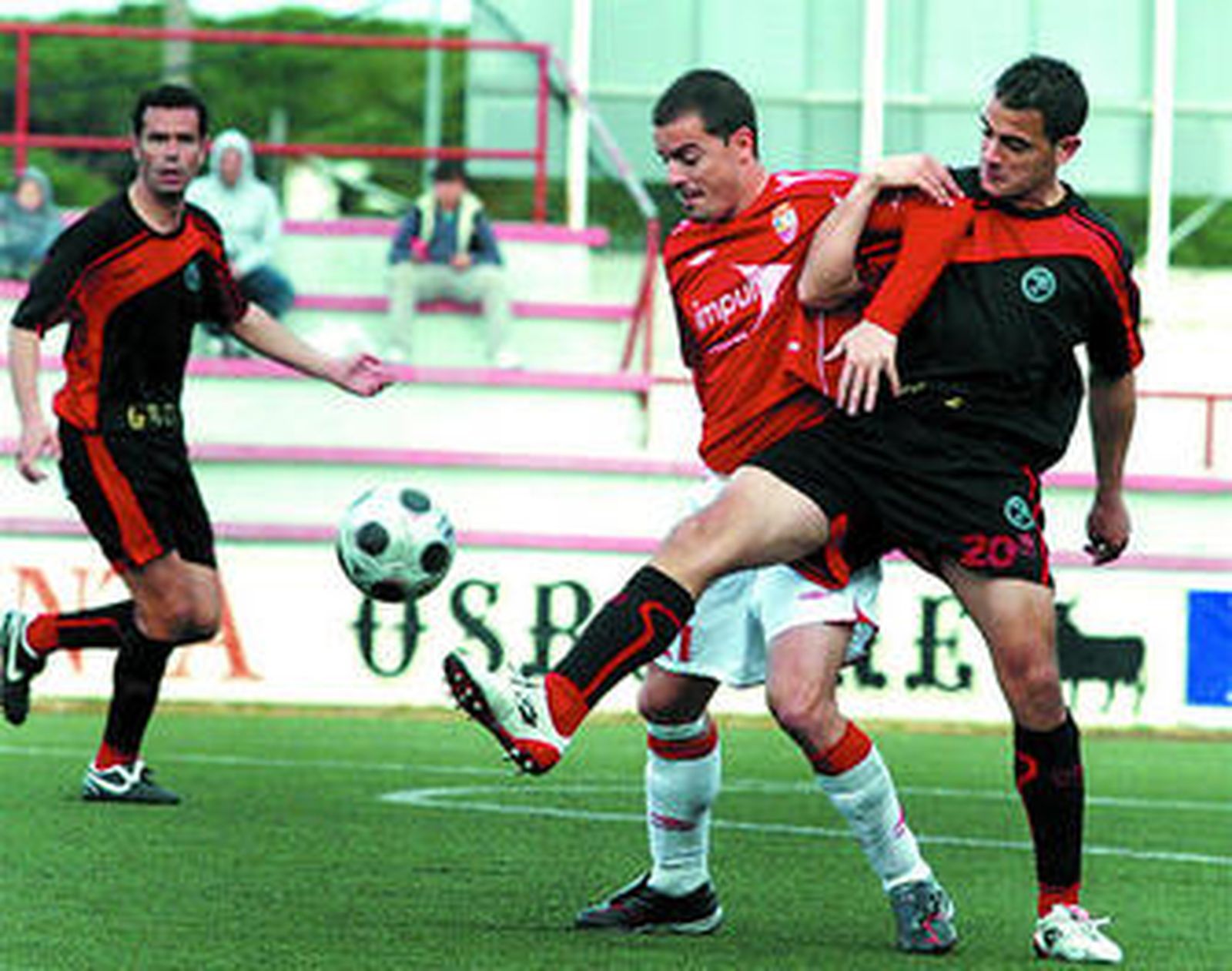 Nacho Garrido, a quien agarra Pepe, intentar controlar el balón en el partido ante el Granada 74.