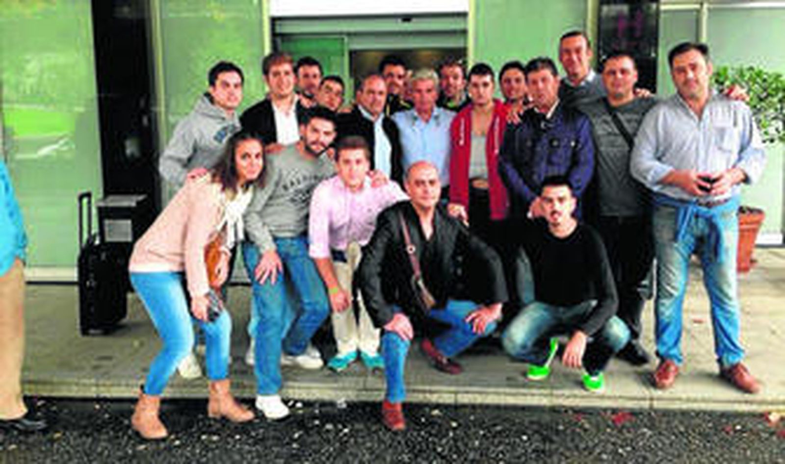 Miguel Guillén visitó a los aficionados béticos que tuvieron que pasar la noche en el hospital de Guimaraes.