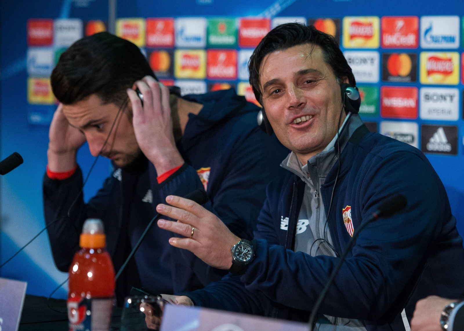 Montella, en rueda de prensa junto a Sergio Rico.