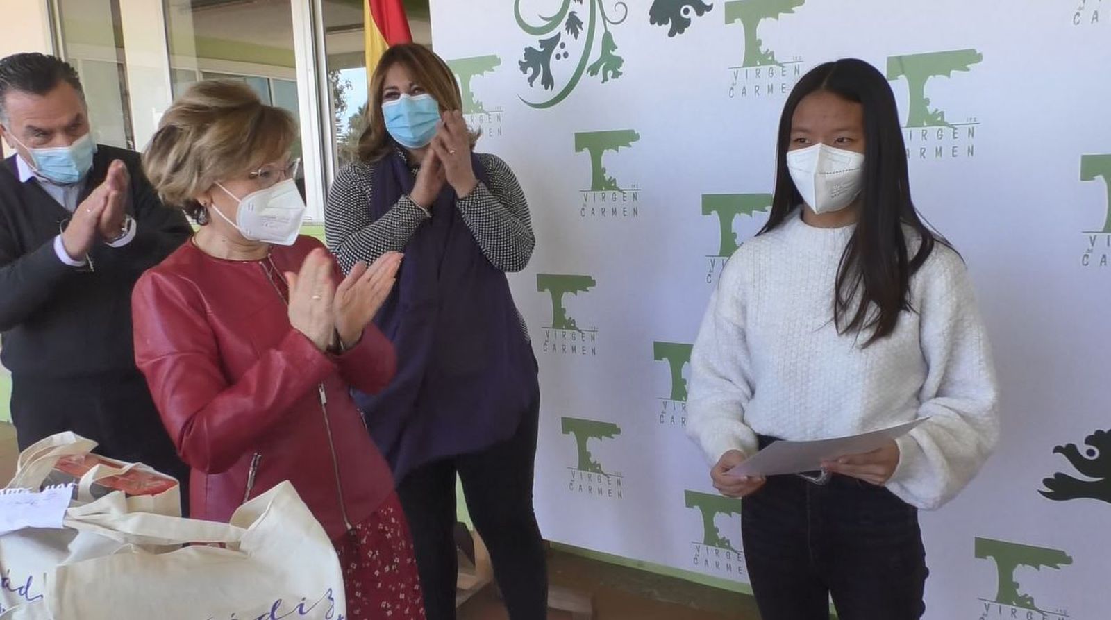 Victoria González recibe el premio 'DiVersos para amar'