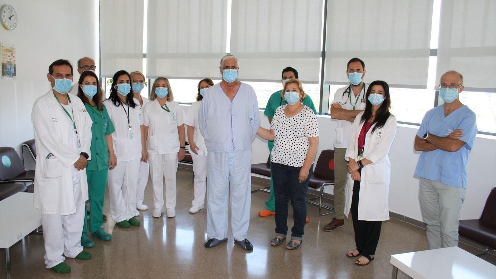 Francisco y Carmen, junto a los médicos que les atendieron los últimos meses