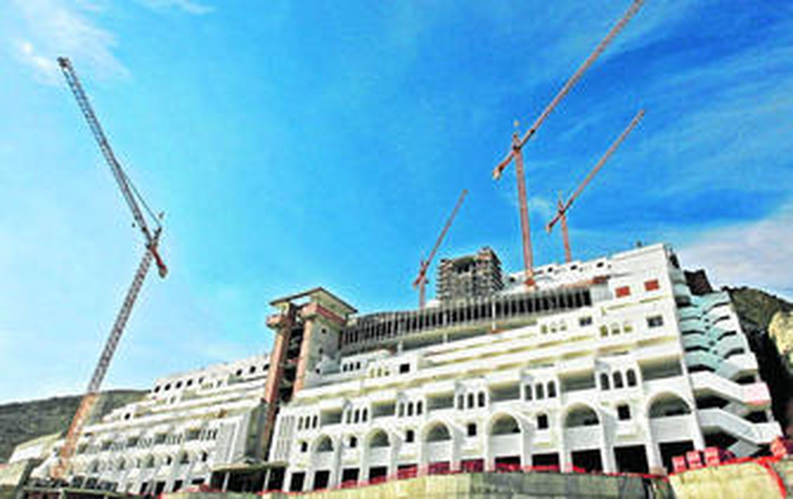 La estructura del hotel en la playa de El Algarrobico.