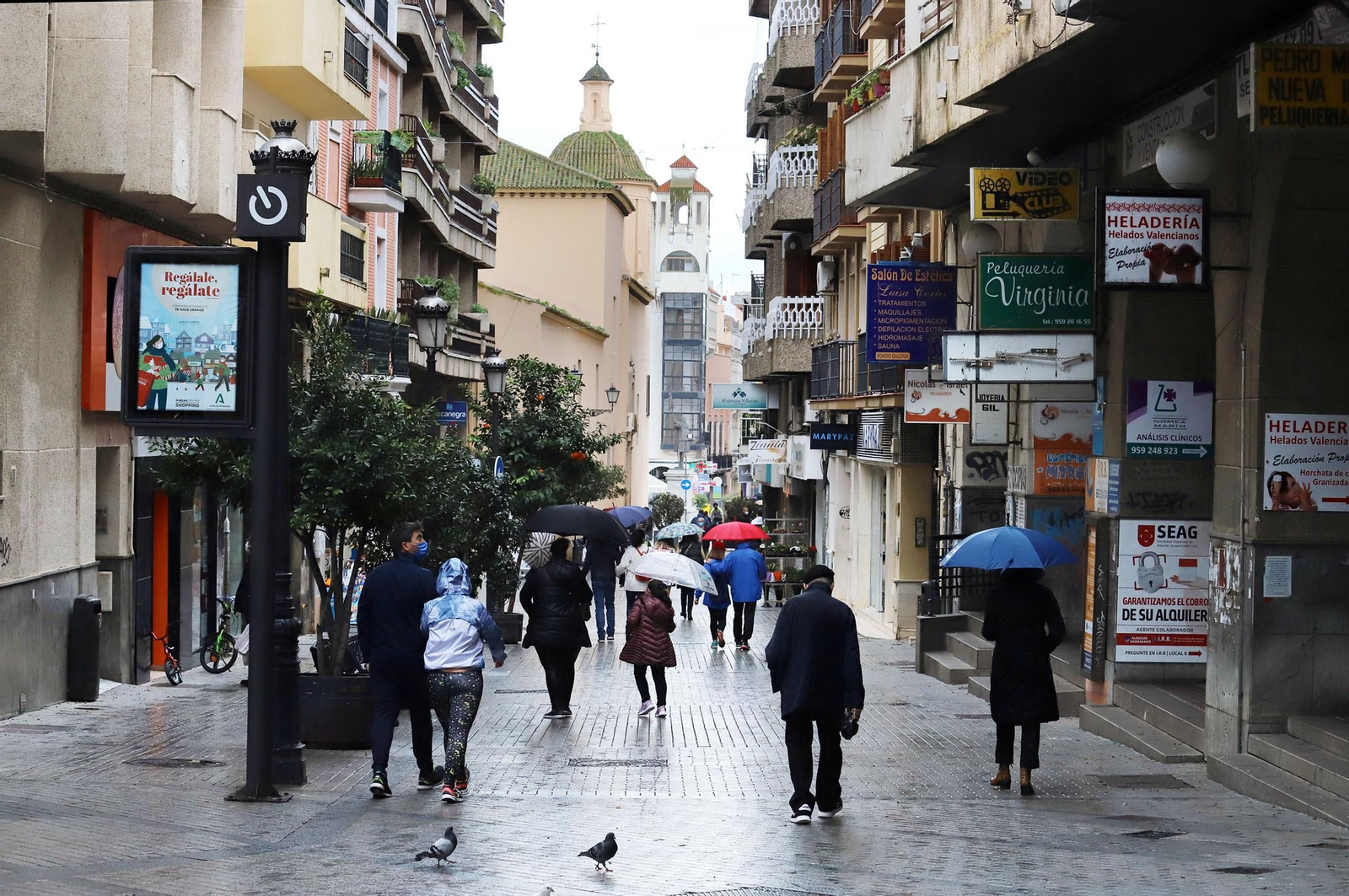 Los onubenses transitan por una calle del centro de la capital en el día de ayer.