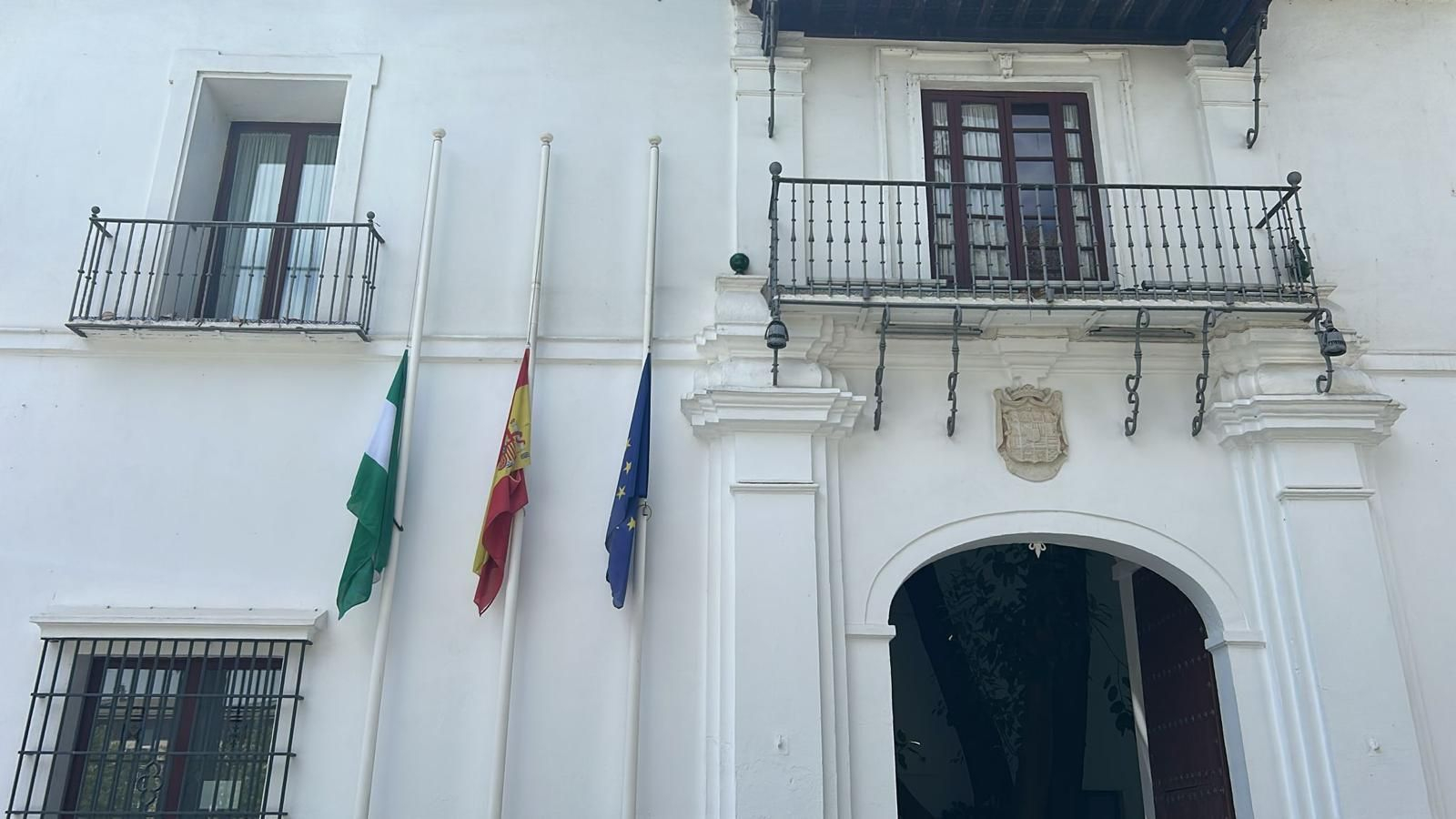Banderas a media hasta en la fachada del Ayuntamiento de Tomares