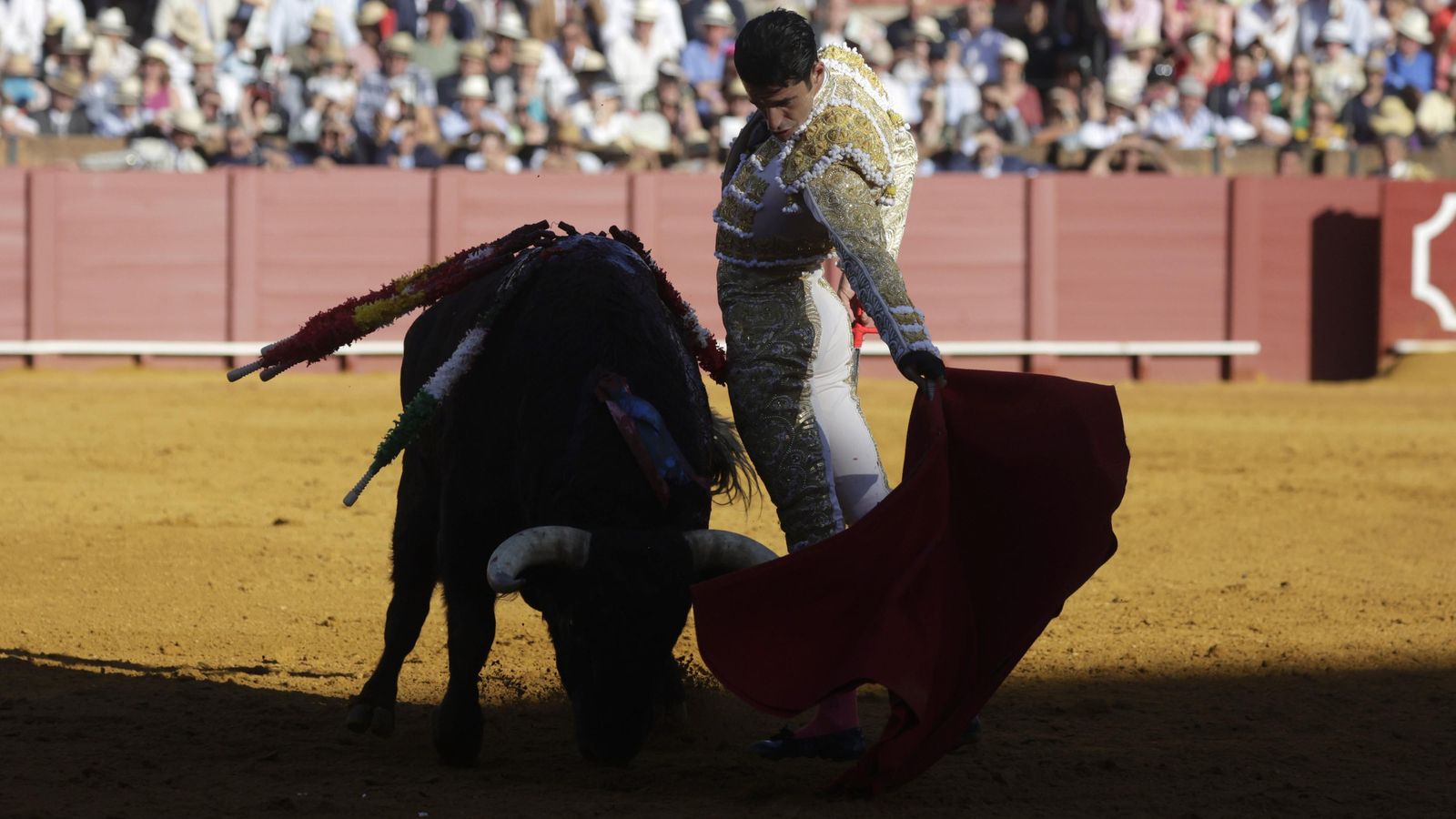 Talavante torea al natural llevando la mano izquierda muy atrás.