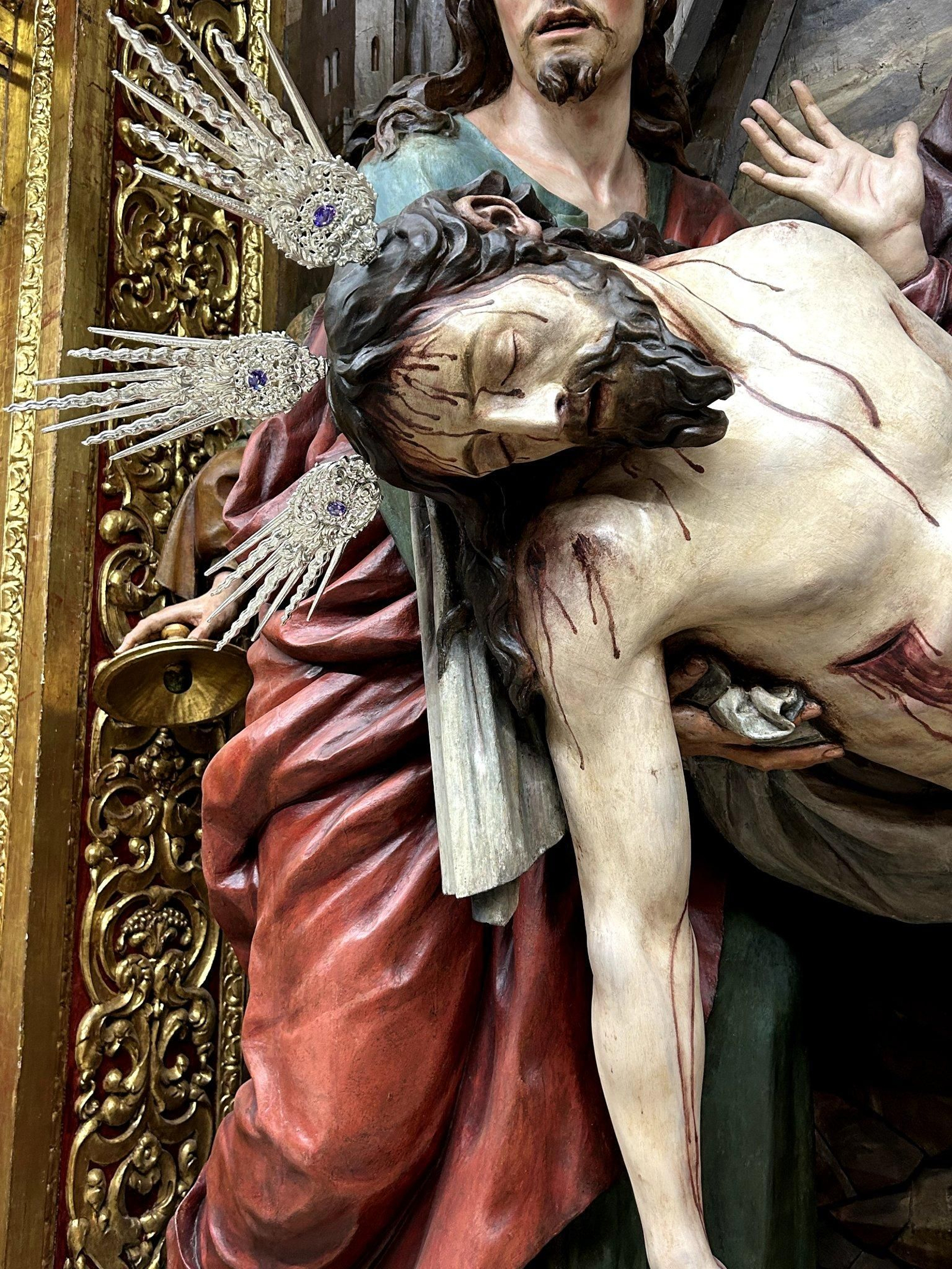 El Cristo Yacente con las nuevas potencias