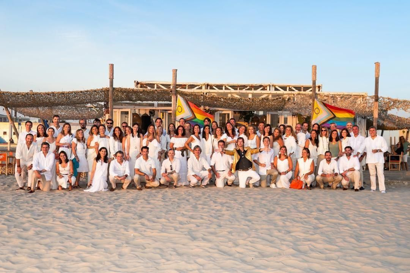 José Miguel Ruiz de Molina, con los  invitados durante la celebración del 50 cumpleaños en el Mojama Beach, en la playa Cortadura de Cádiz.
